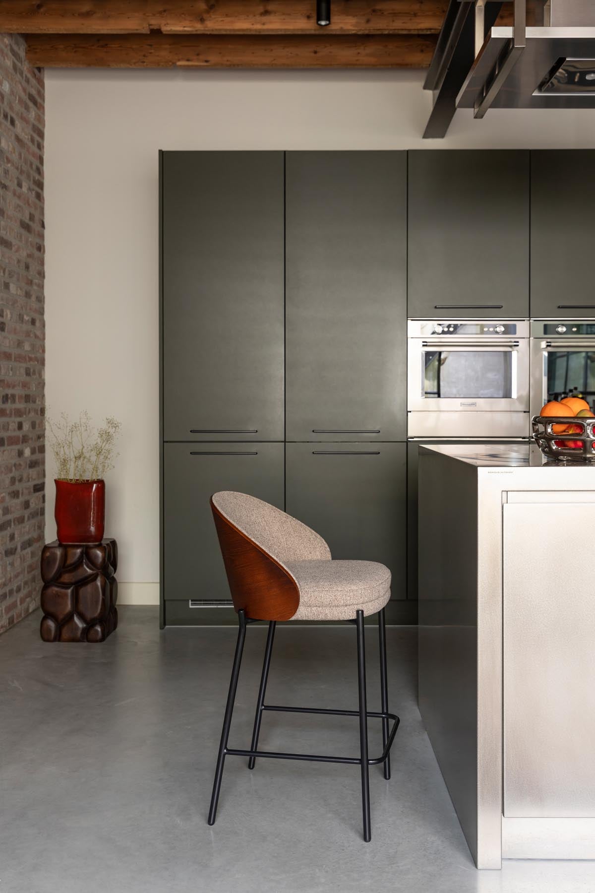 Barstuhl Rodin Beige in Schwarz präsentiert im Onlineshop von KAQTU Design AG. Barstuhl ist von Dutchbone