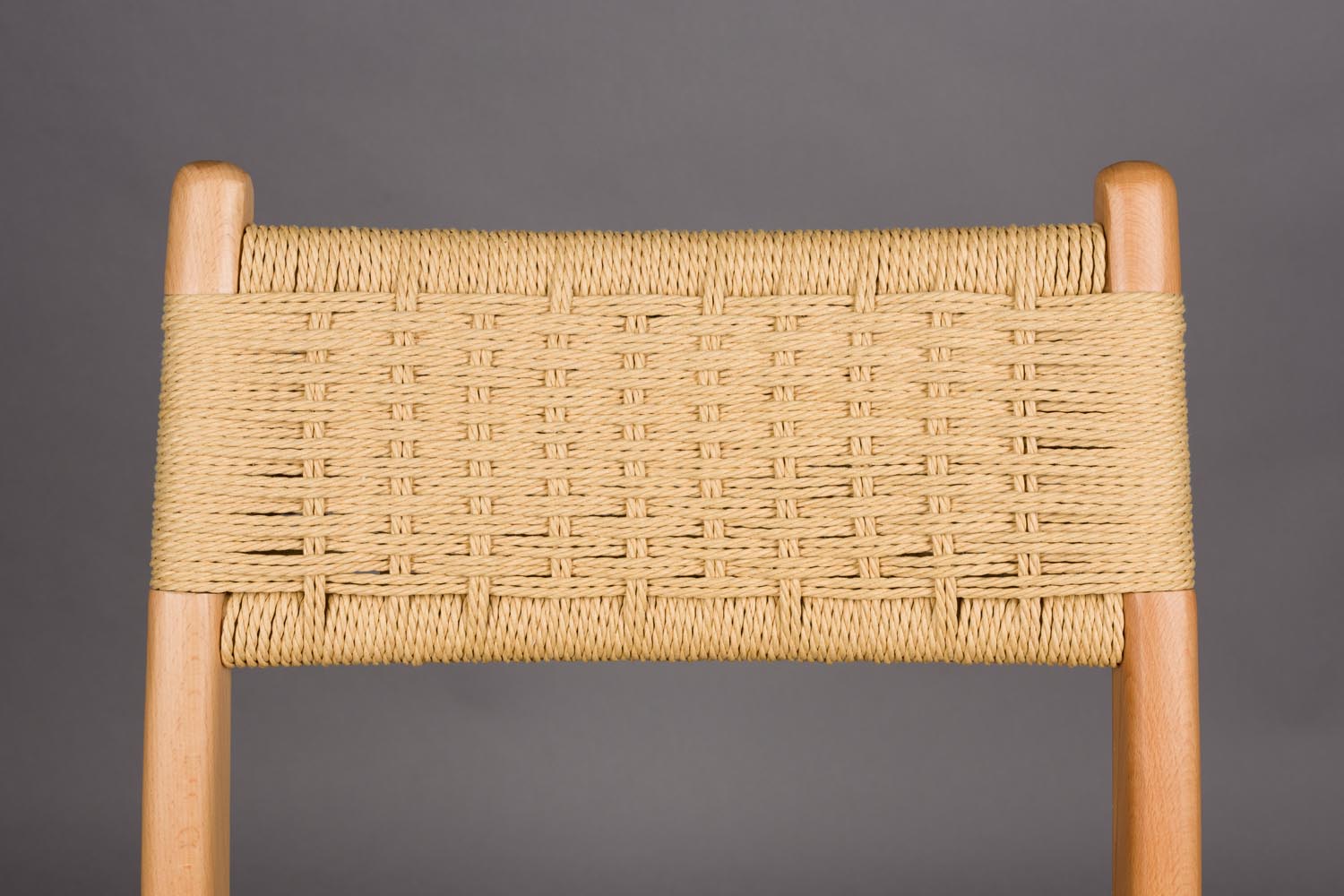 Erleben Sie den Stuhl Cecile Natural von Dutchbone – stilvolles Design trifft auf höchsten Sitzkomfort für jeden Raum.