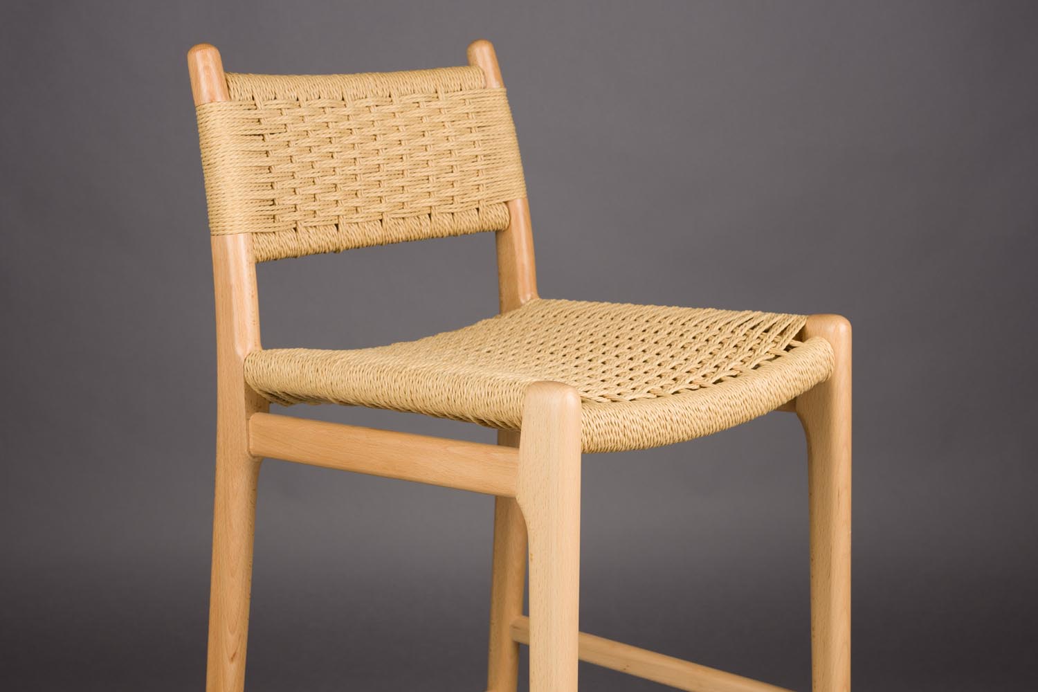 Erleben Sie den Barstuhl Cecile von Dutchbone – ein elegantes Design, das Komfort und Stil in Ihre Einrichtung integriert.