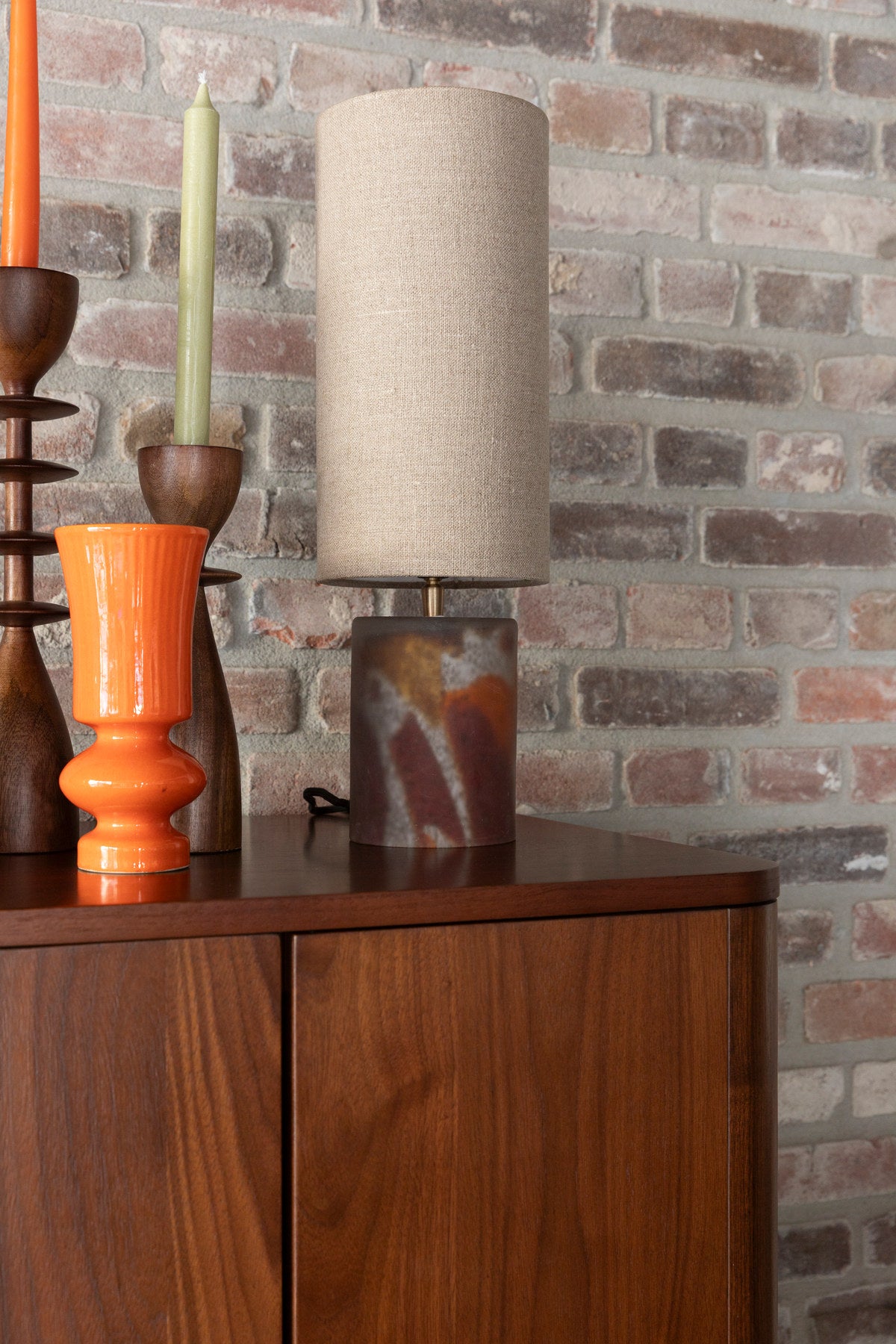 Tischleuchte Earl in Mehrfarbig präsentiert im Onlineshop von KAQTU Design AG. Tischleuchte ist von Dutchbone