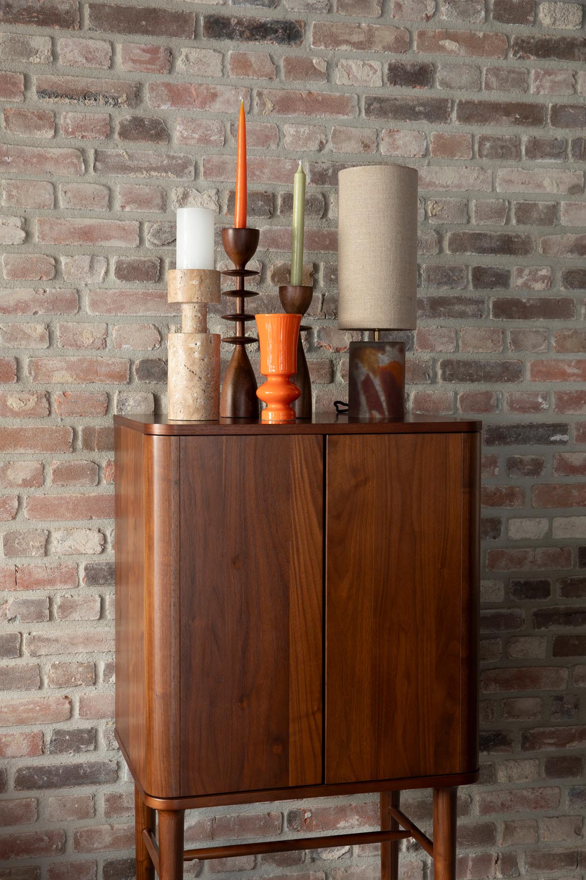 Tischleuchte Earl in Multi-color präsentiert im Onlineshop von KAQTU Design AG. Tischleuchte ist von Dutchbone