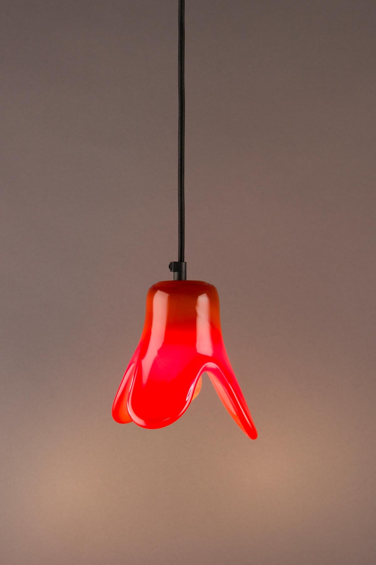 Pendelleuchte Gable in Orange präsentiert im Onlineshop von KAQTU Design AG. Pendelleuchte ist von Dutchbone