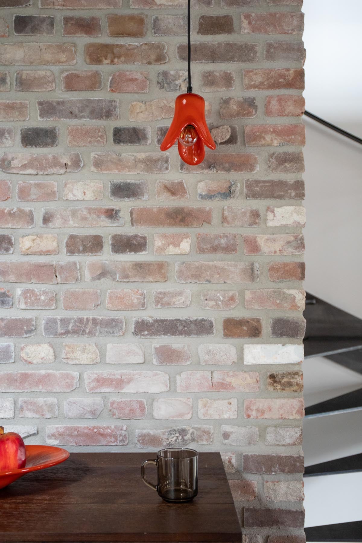 Pendelleuchte Gable in Orange präsentiert im Onlineshop von KAQTU Design AG. Pendelleuchte ist von Dutchbone