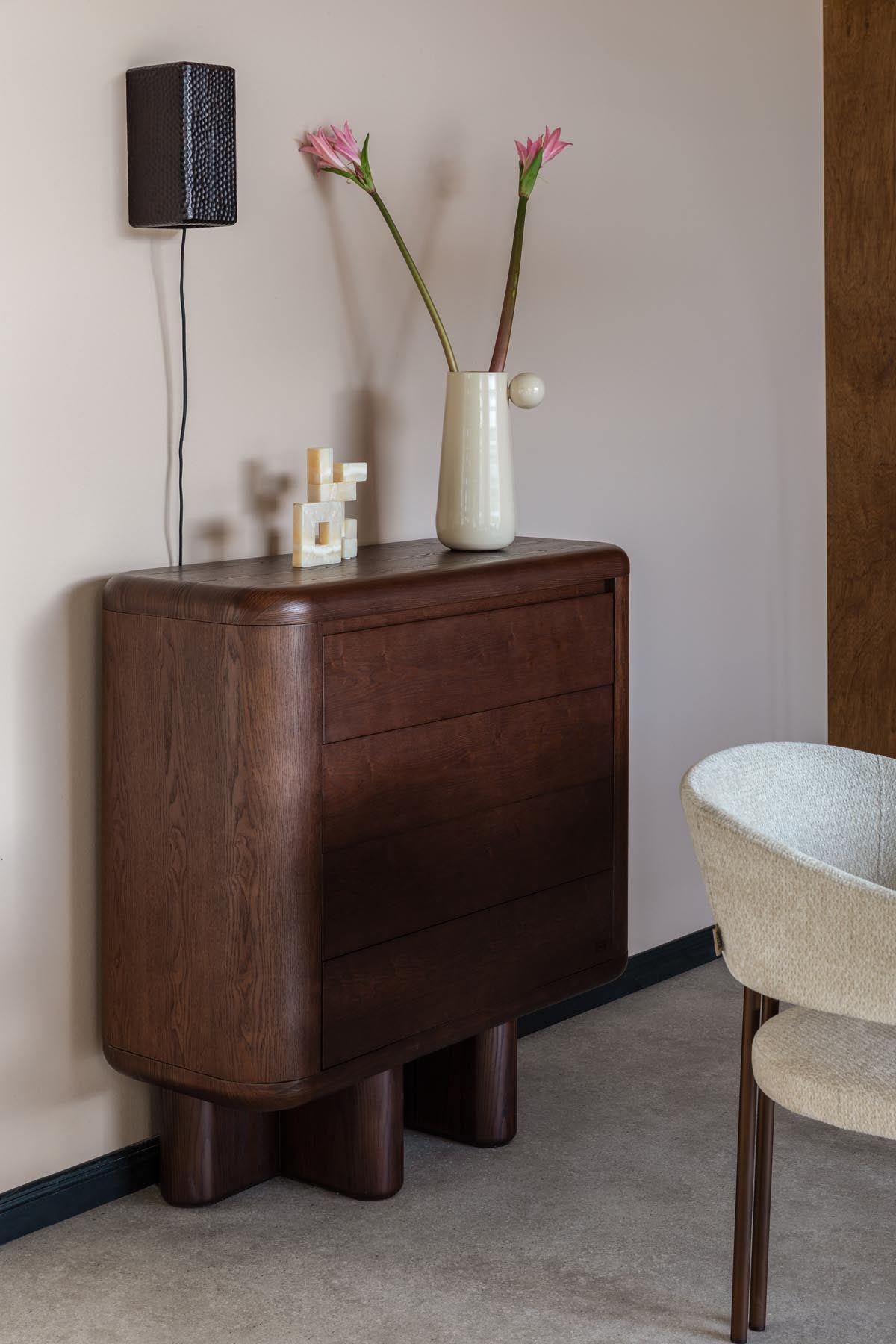 Wandleuchte Marnix in Braun präsentiert im Onlineshop von KAQTU Design AG. Wandleuchte ist von Dutchbone