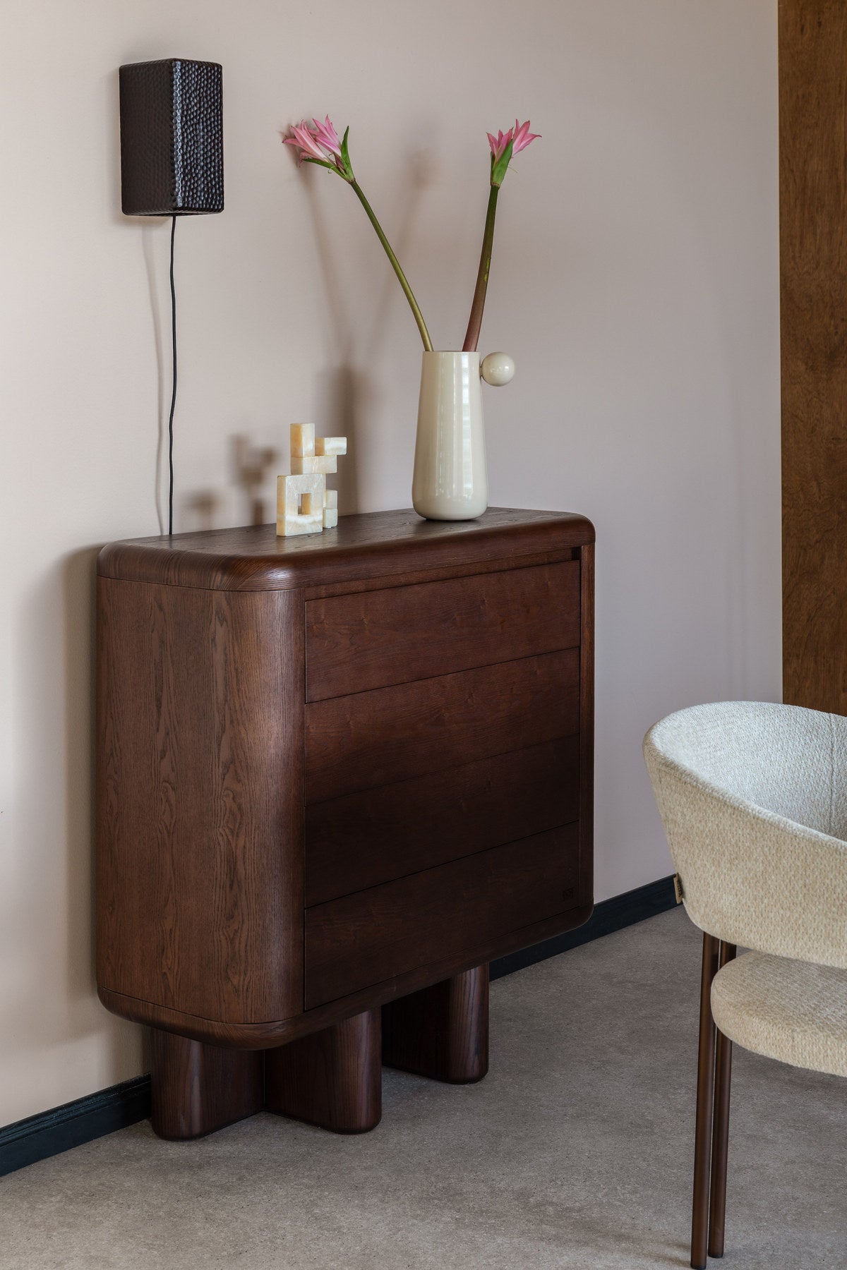 Cabinet Herman in Braun präsentiert im Onlineshop von KAQTU Design AG. Cabinet ist von Dutchbone