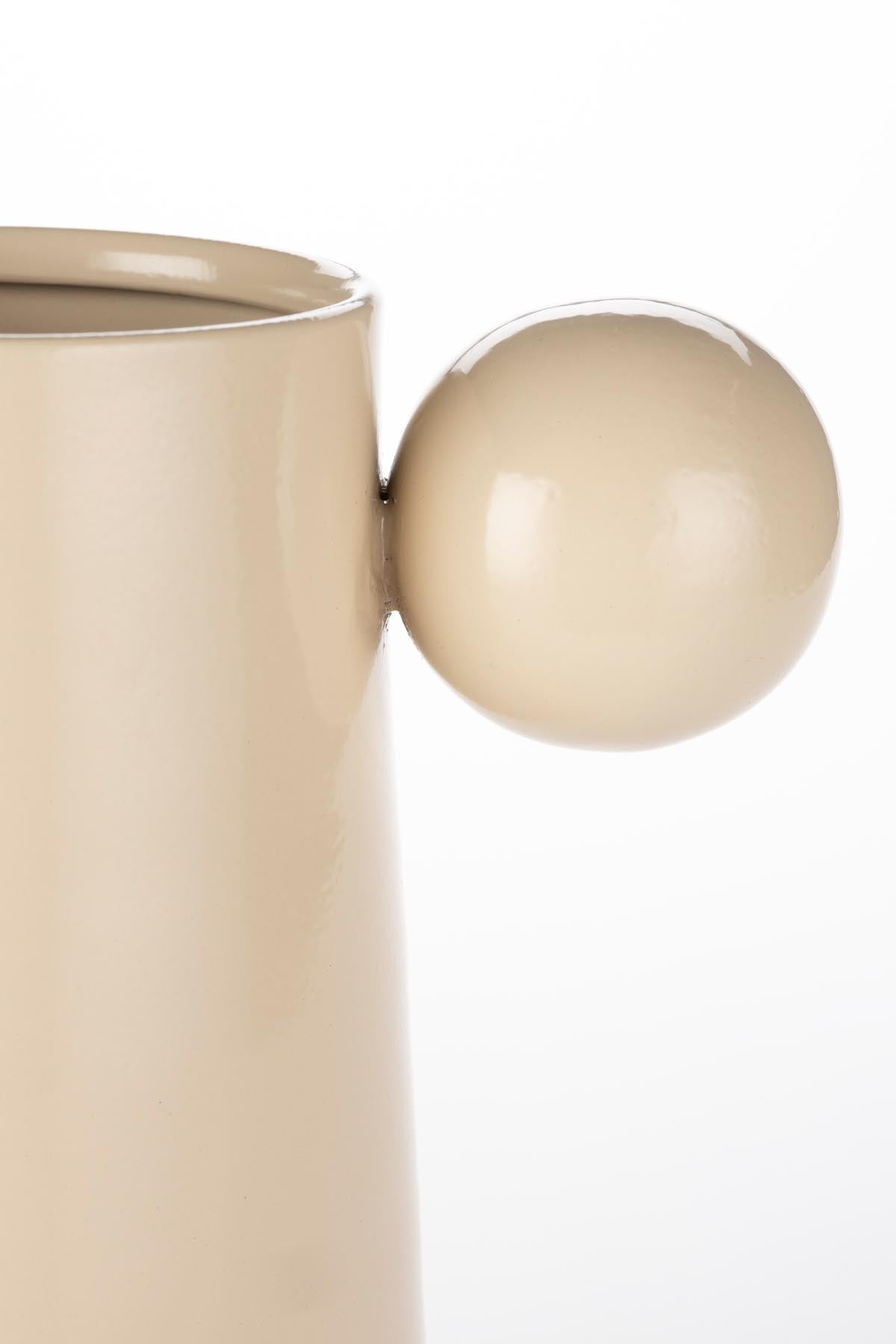 Elegante Vase Dot von Dutchbone in sanftem Beige, ideal für stilvolle Dekoration und kreative Arrangements in jedem Wohnraum.