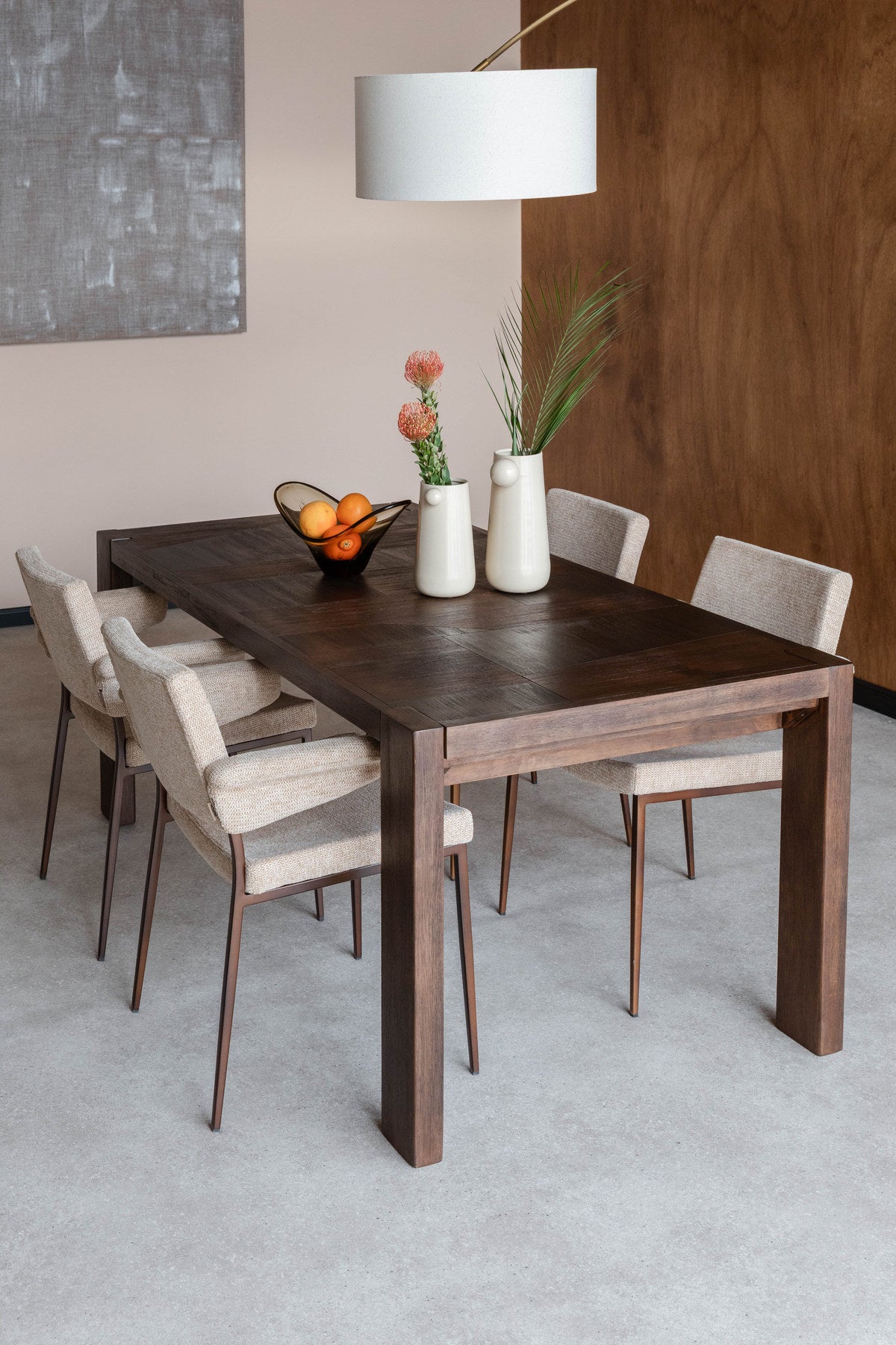 Metallvase Dot von Dutchbone mit glänzender Oberfläche, runder Form und kleiner Kugel oben