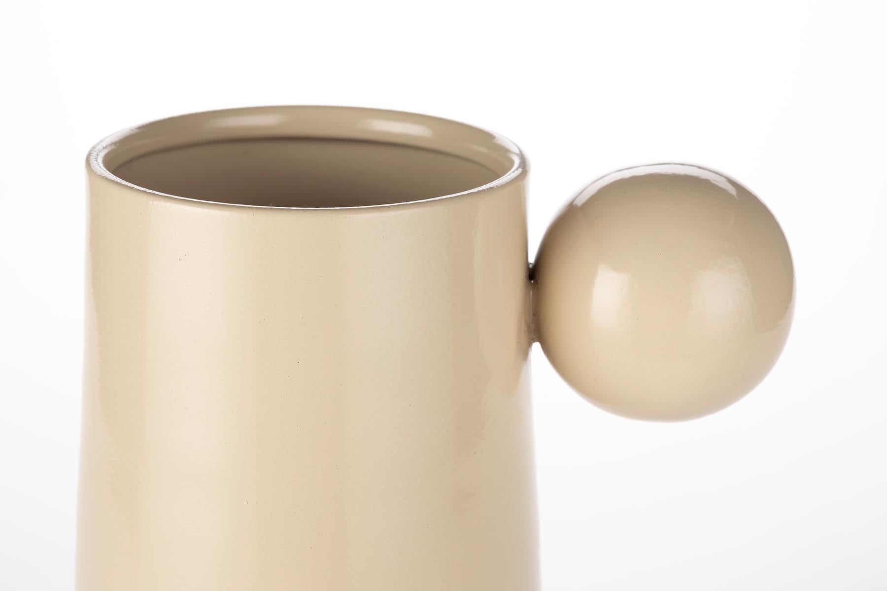 Elegante Vase Dot von Dutchbone in sanftem Beige, ideal für individuelle Blumenarrangements und als stilvolles Deko-Element in jedem Wohnbereich.