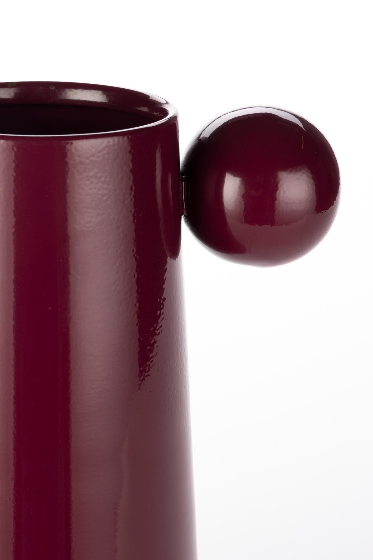 Elegante rote Vase Dot von Dutchbone, ideal für kreative Blumenarrangements und als auffälliges Deko-Element in jedem Raum.