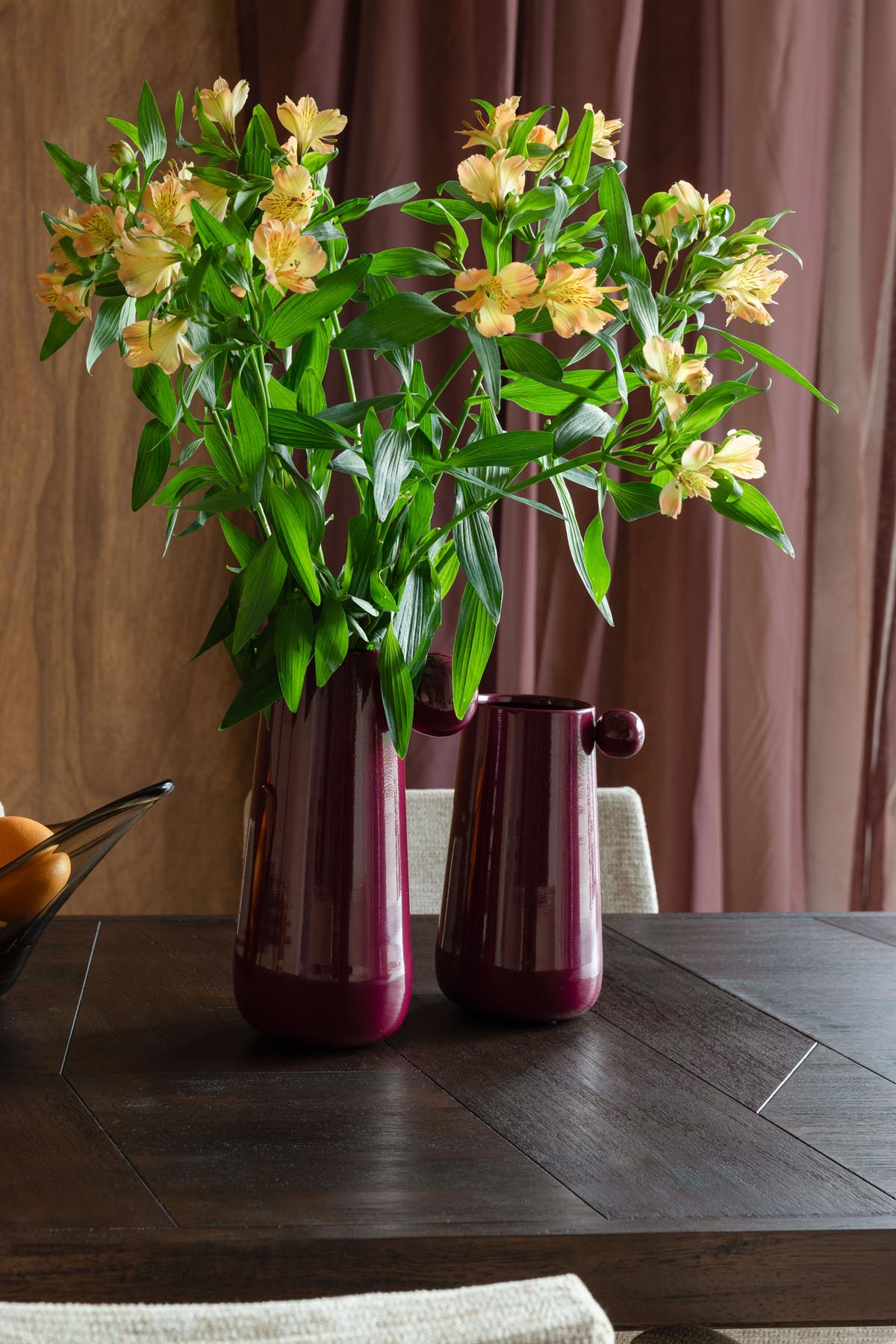 Moderne rote Vase Dot von Dutchbone, perfekt für kreative Blumenarrangements und als stilvolles Deko-Highlight in jedem Wohnambiente.