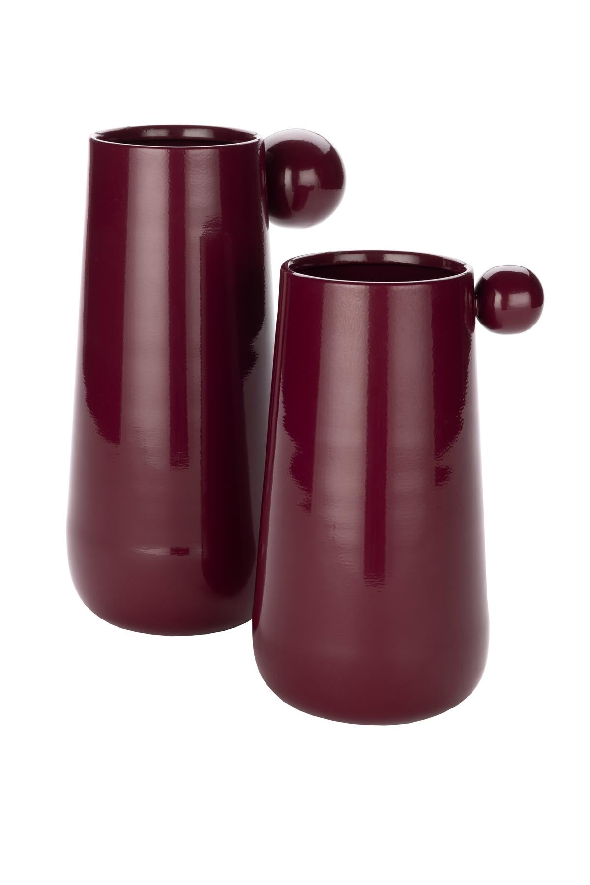 Elegante rote Vase Dot von Dutchbone, ideal für stilvolle Blumendekorationen und als Blickfang in jedem Wohnambiente.