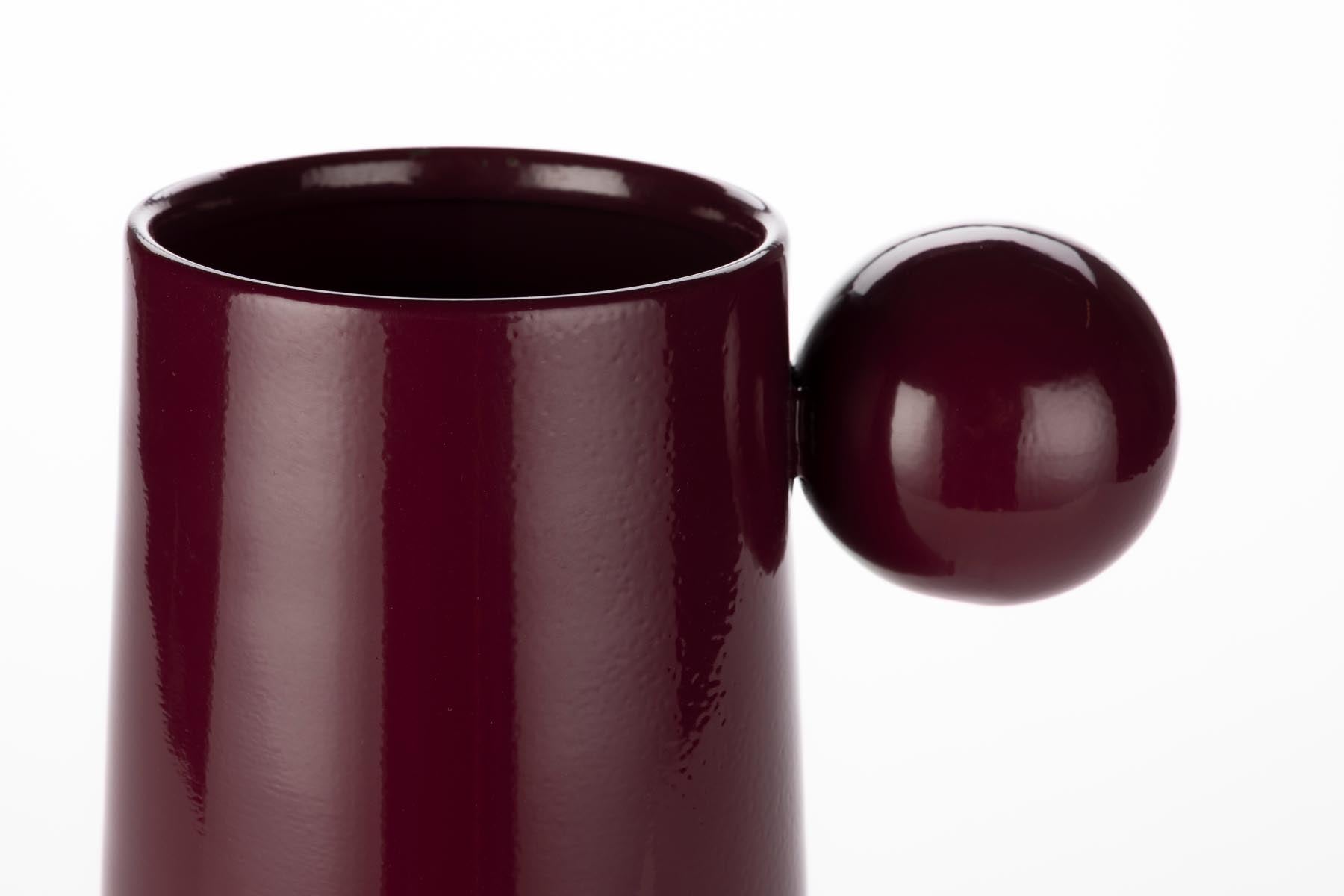 Moderne rote Vase Dot von Dutchbone, perfekt für kreative Arrangements und als dekoratives Highlight in jedem Raum.