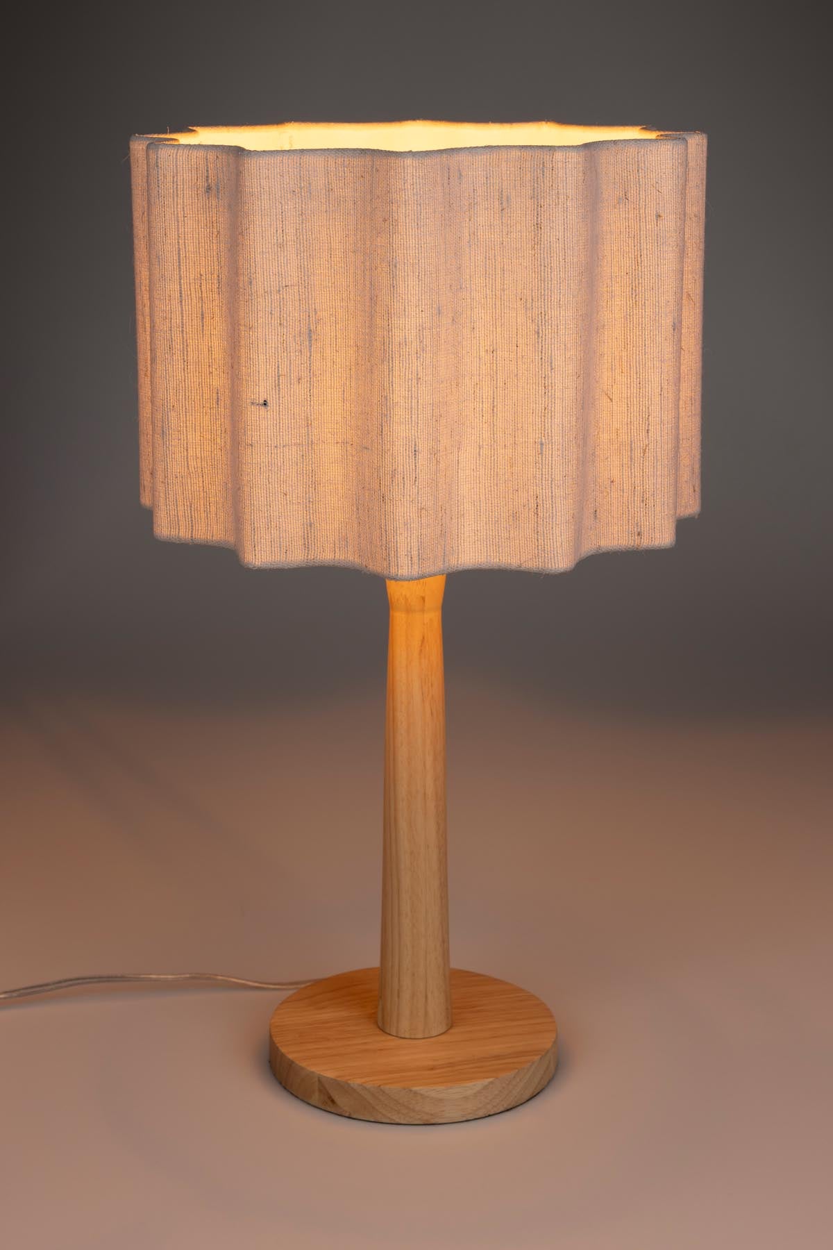 Tischlampe Scallop in Natürlich präsentiert im Onlineshop von KAQTU Design AG. Tischleuchte ist von Dutchbone