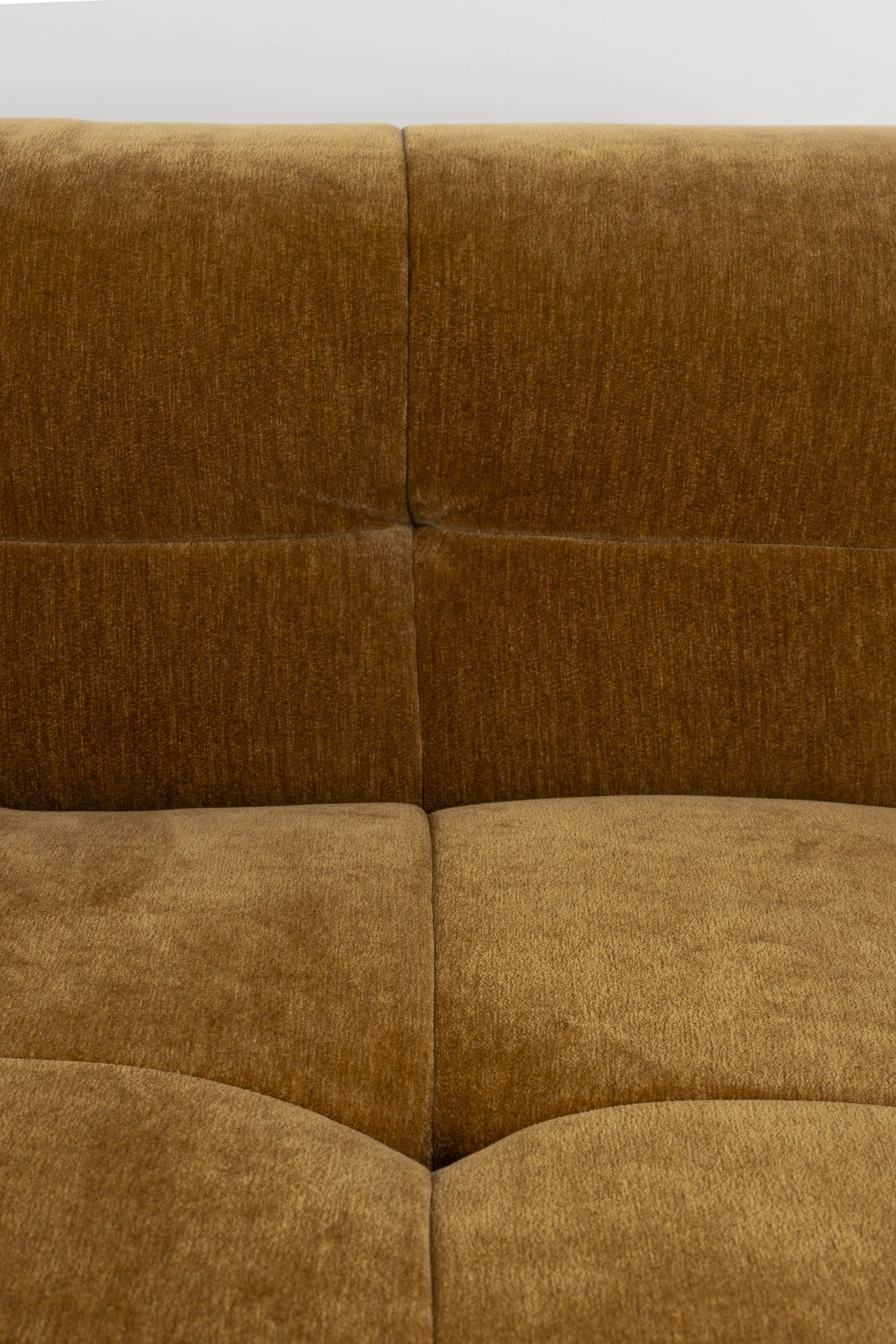 Braunes 5er Sofa Hodge von Dutchbone mit gesteppter Sitz- und Rückenlehne, Samtbezug in Ocker und geschwungenen Armlehnen.