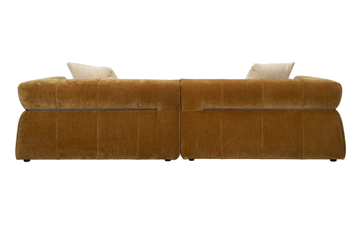 Braunes 5er Sofa Hodge von Dutchbone mit gesteppter Sitz- und Rückenlehne, Samtbezug in Ocker und geschwungenen Armlehnen.