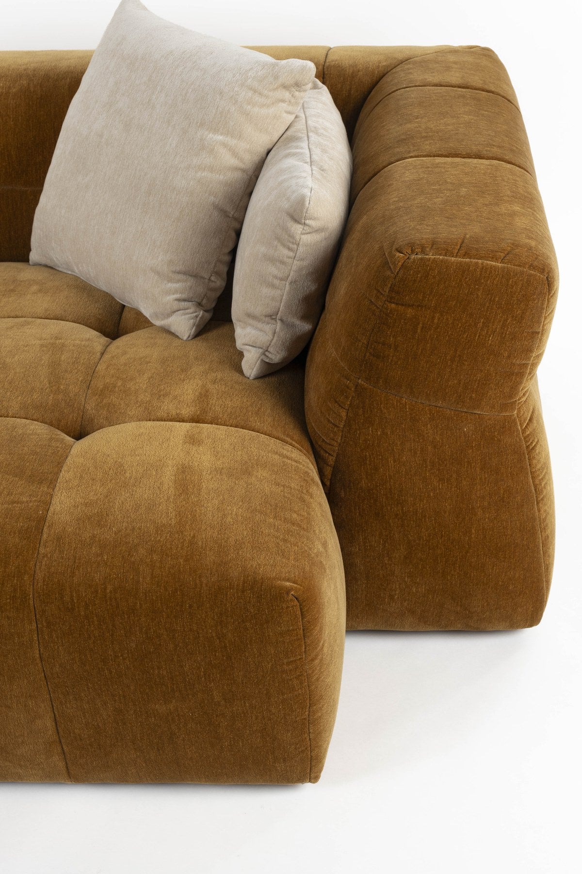 Ecksofa rechts Hodge von Dutchbone in Ocker mit glänzendem Samtbezug, gesteppter Sitz- und Rückenlehne sowie geschwungenen Armlehnen.