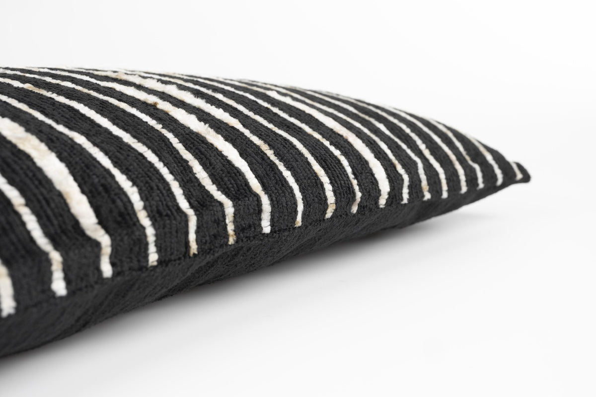 Schwarzes rechteckiges Kissen Cushion Leaf von Dutchbone mit unregelmässigen Plüschlinien, Bezug aus Polyester, Füllung aus Baumwolle, Format 30x50 cm.