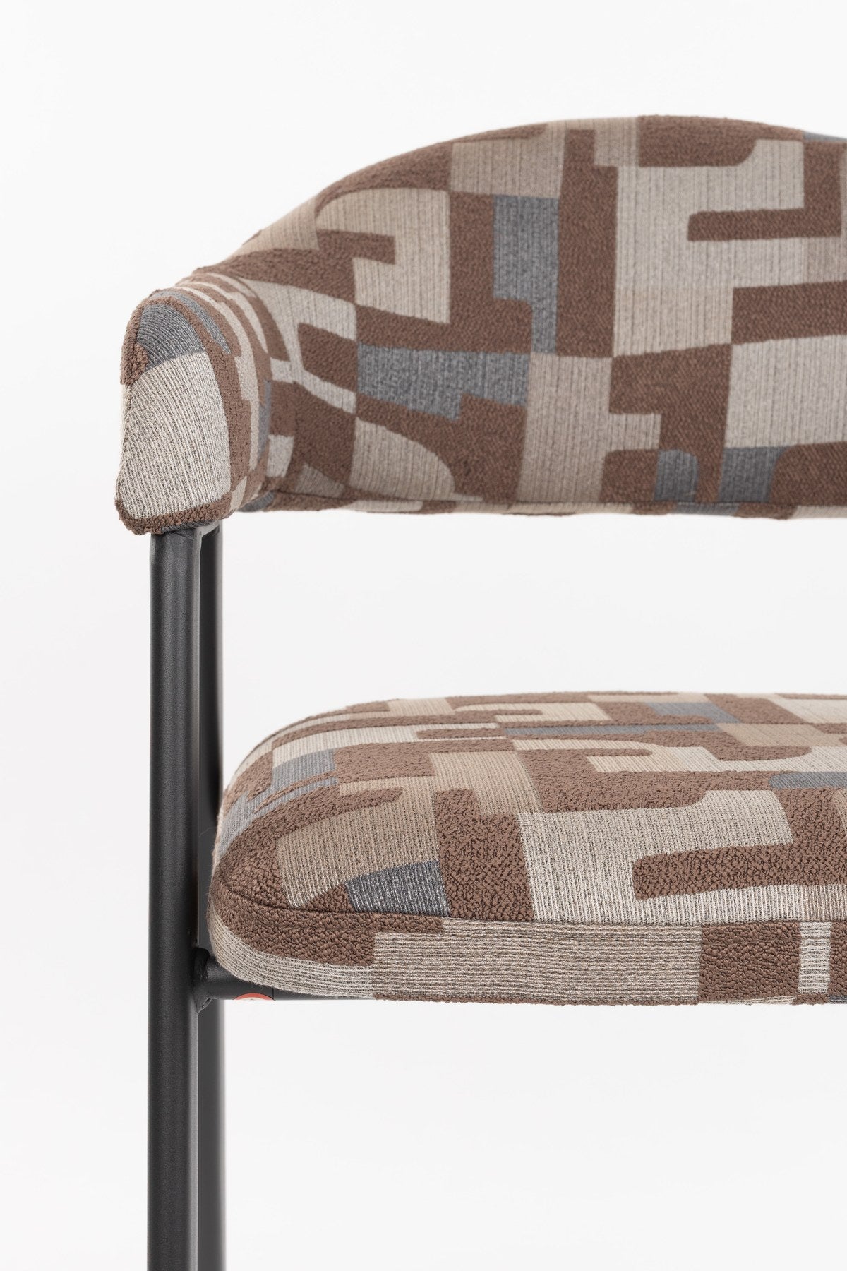 Esszimmerstuhl Chair Miyo Light Brown von Dutchbone mit hellbraunem gewebtem Bezug, grafischem Muster und schwarzem Metallgestell auf hellem Hintergrund