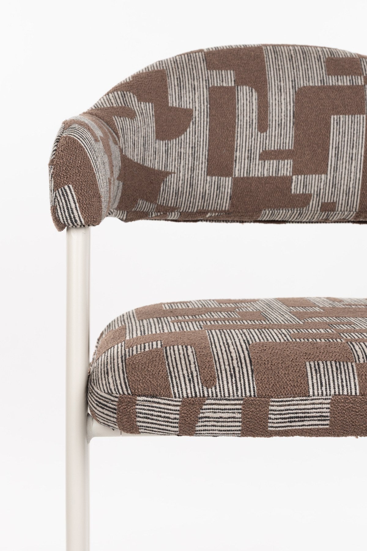 Beige Esszimmerstuhl Chair Miyo von Dutchbone mit gewebtem Bezug, gepolsterter Sitzfläche und schwarzem Metallgestell aus Sperrholz und Stahl.