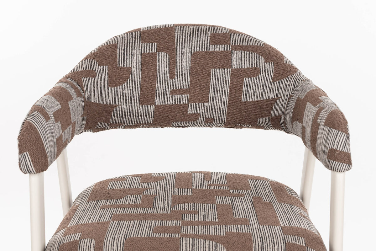 Beige Esszimmerstuhl Chair Miyo von Dutchbone mit gewebtem Bezug, gepolsterter Sitzfläche und schwarzem Metallgestell aus Sperrholz und Stahl.