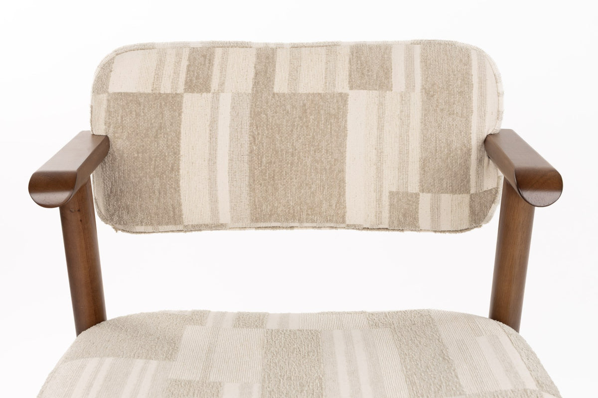 Beiger Esszimmerstuhl Chair Sara von Dutchbone mit gepolsterter Sitzfläche, grafischem Retro-Druck und Gestell in Braun, Ansicht von vorne.
