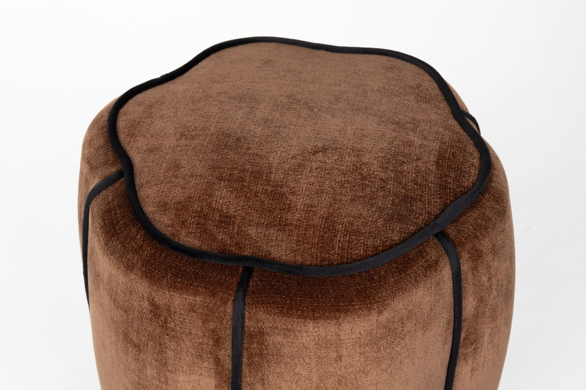 Runder Pouf mit dunkelbraunem Veloursbezug, gepolsterter Sitzfläche und dunklem Paspelrand, Hocker der Serie Donna von Dutchbone.