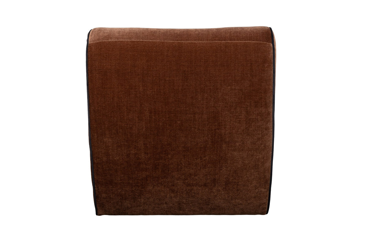 Dunkelbrauner Lounge Chair Donna von Dutchbone mit gepolsterter Sitzfläche, runden Formen und dunkler Paspel entlang der Rundungen.