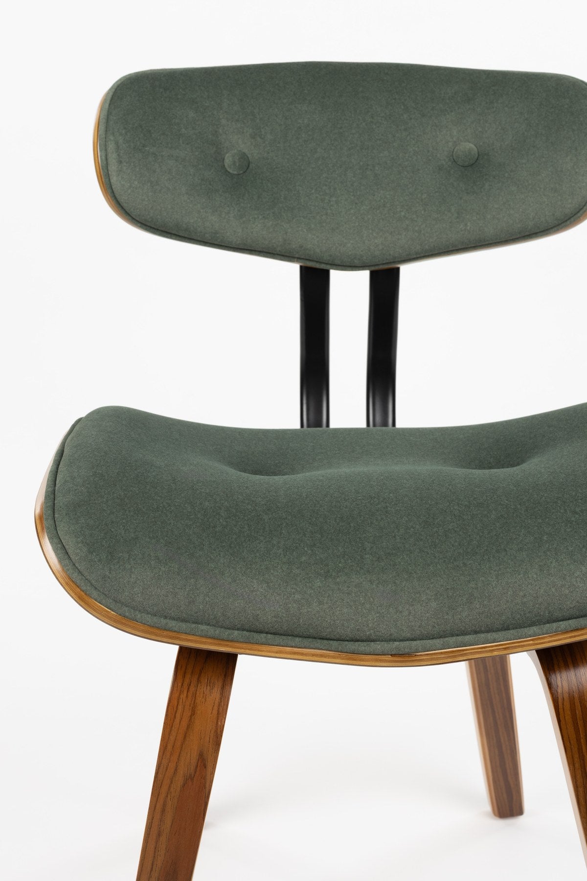Grüner Polsterstuhl mit furniertem Holzgestell und gepolsterter Sitzfläche aus Pappelholz, Rückenlehne aus Polyester.