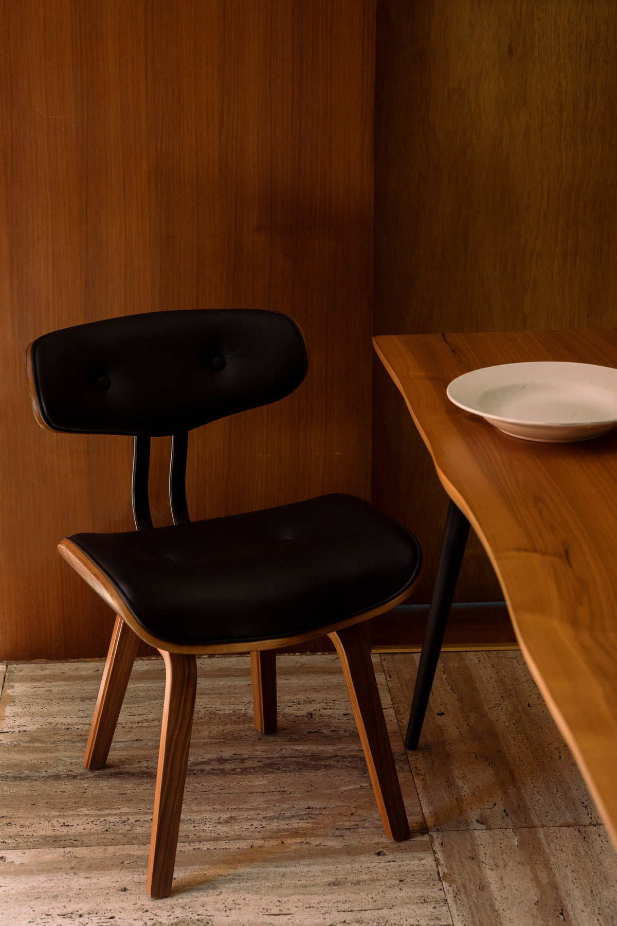 Stuhl Blackwood in Schwarz/Walnuss präsentiert im Onlineshop von KAQTU Design AG. Stuhl ist von Dutchbone