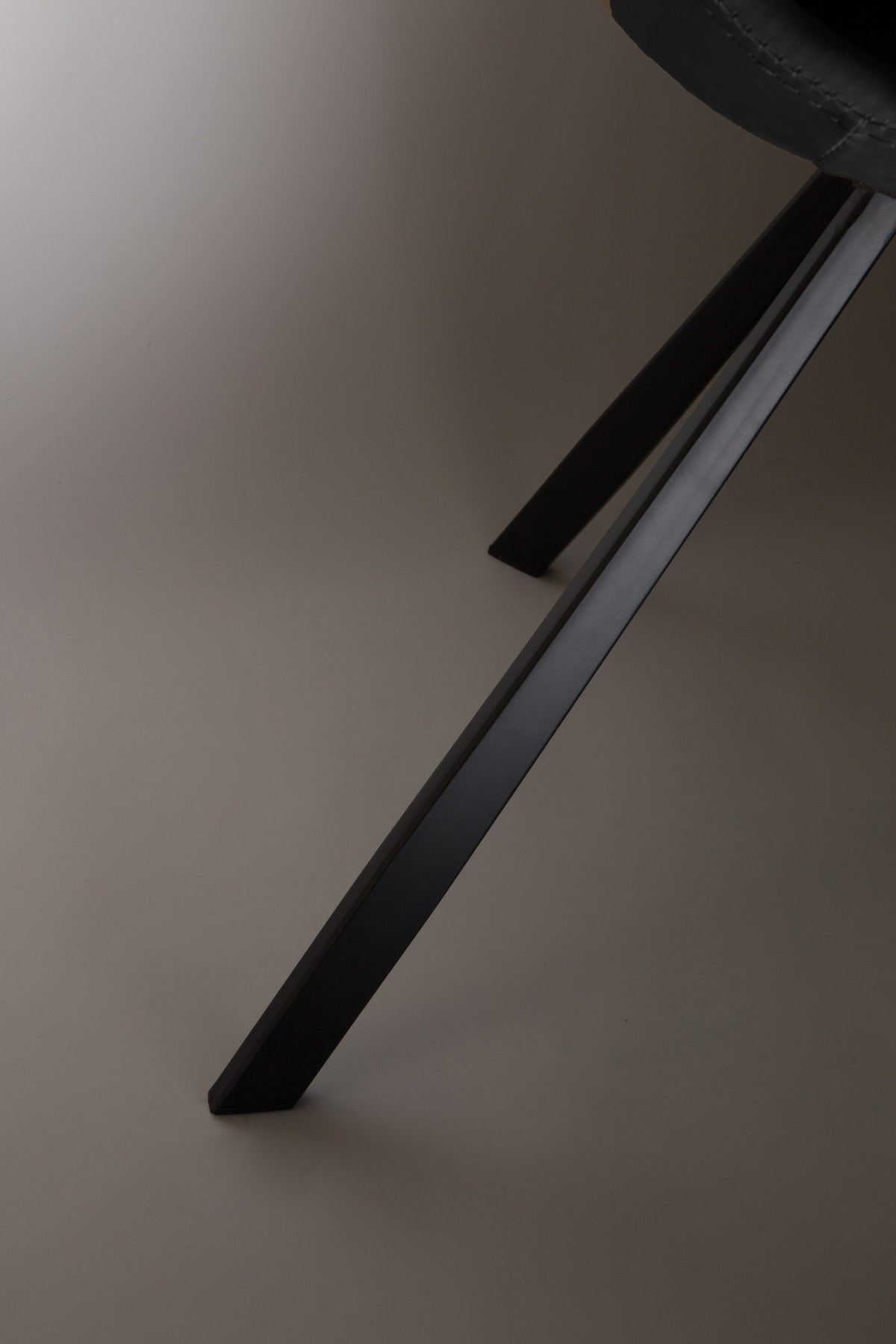 Stuhl Franky in Schwarz / Kunstleder präsentiert im Onlineshop von KAQTU Design AG. Stuhl ist von Dutchbone