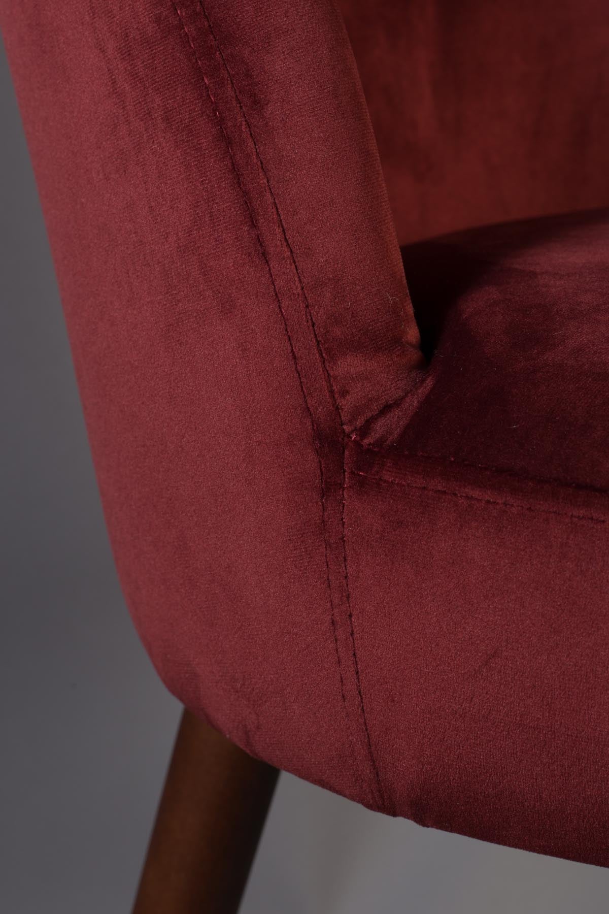 Stuhl Barbara in Rot präsentiert im Onlineshop von KAQTU Design AG. Stuhl ist von Dutchbone