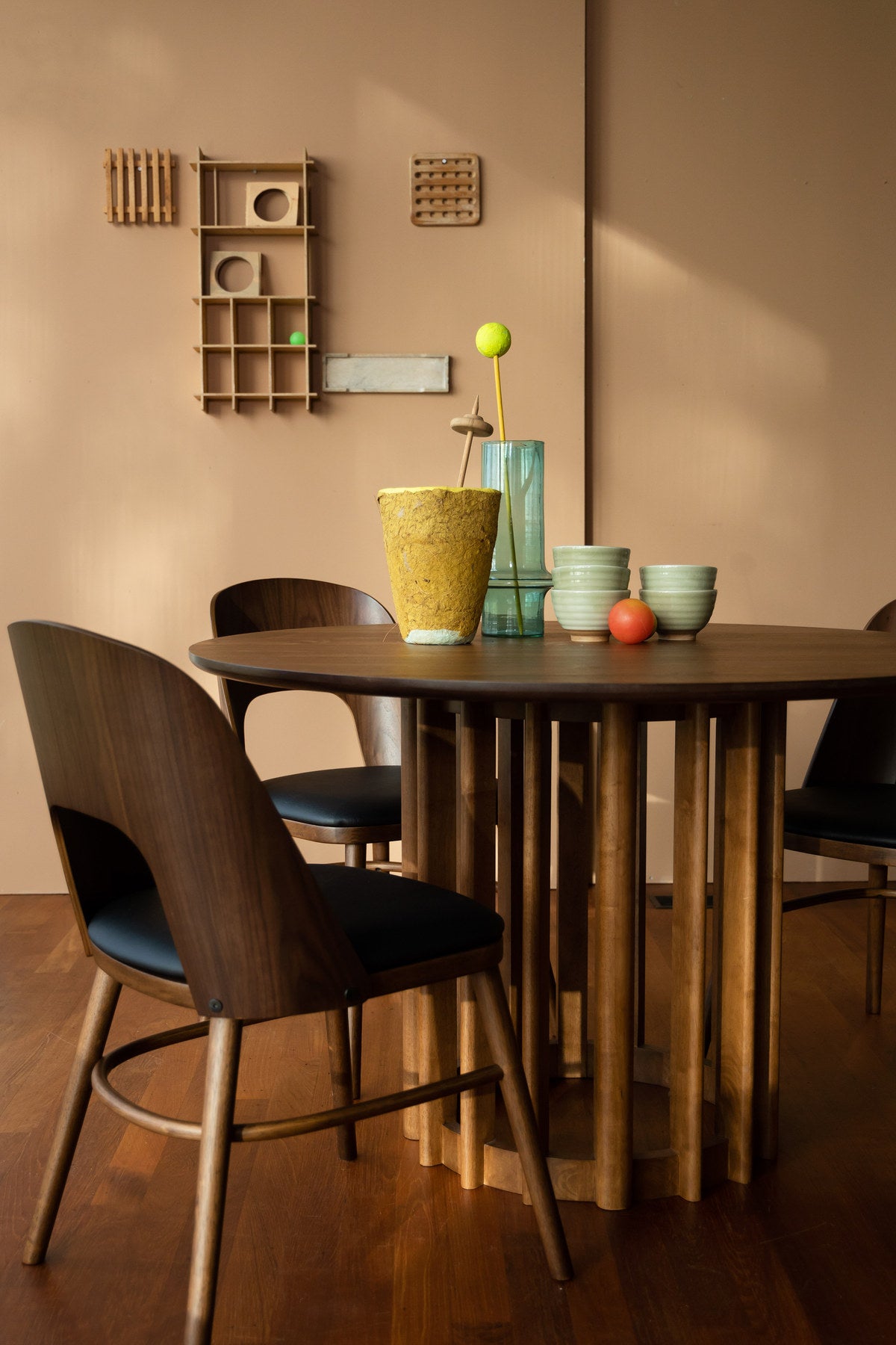 Stuhl Talika in Braun präsentiert im Onlineshop von KAQTU Design AG. Stuhl ist von Dutchbone