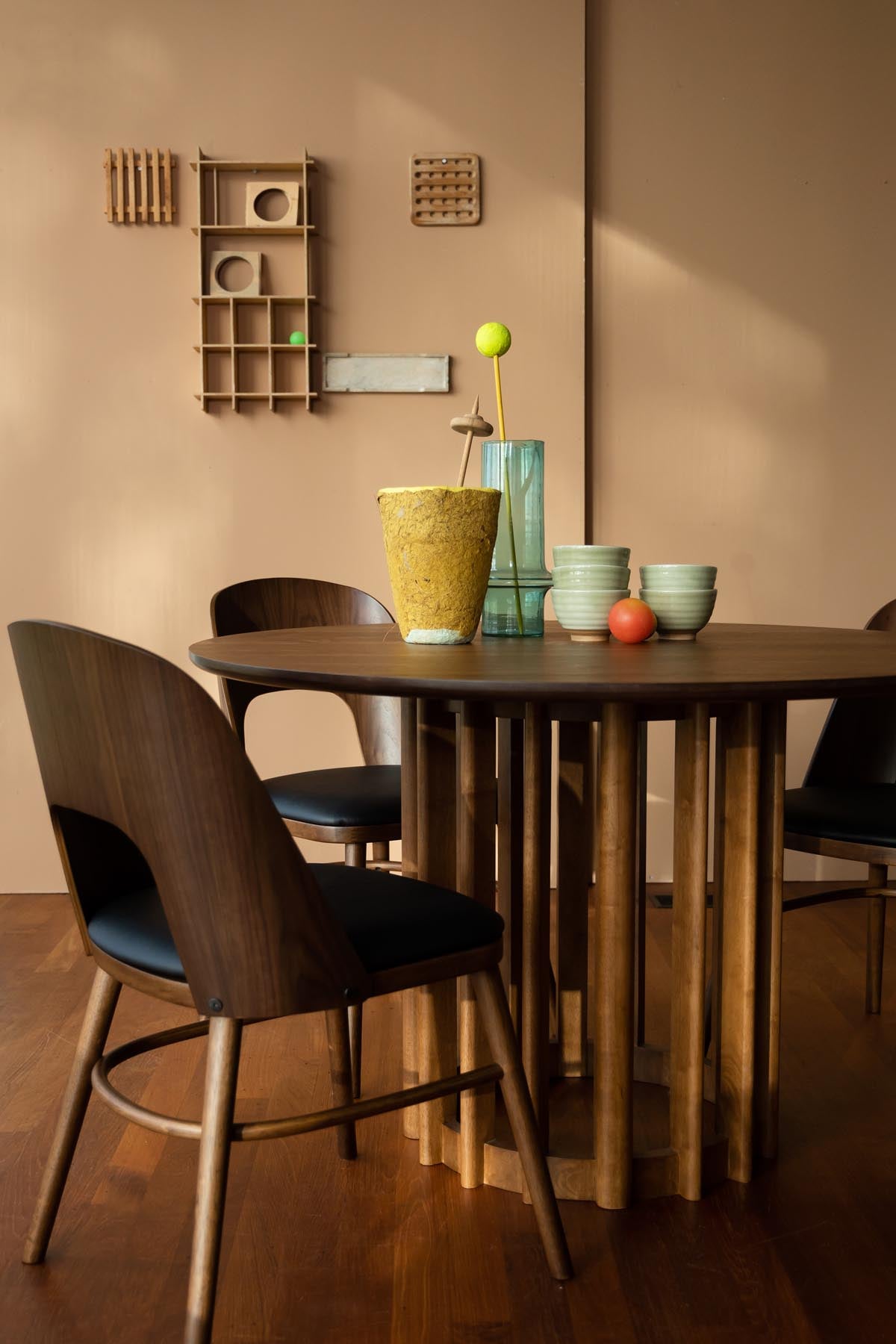 Stuhl Talika in Braun präsentiert im Onlineshop von KAQTU Design AG. Stuhl ist von Dutchbone