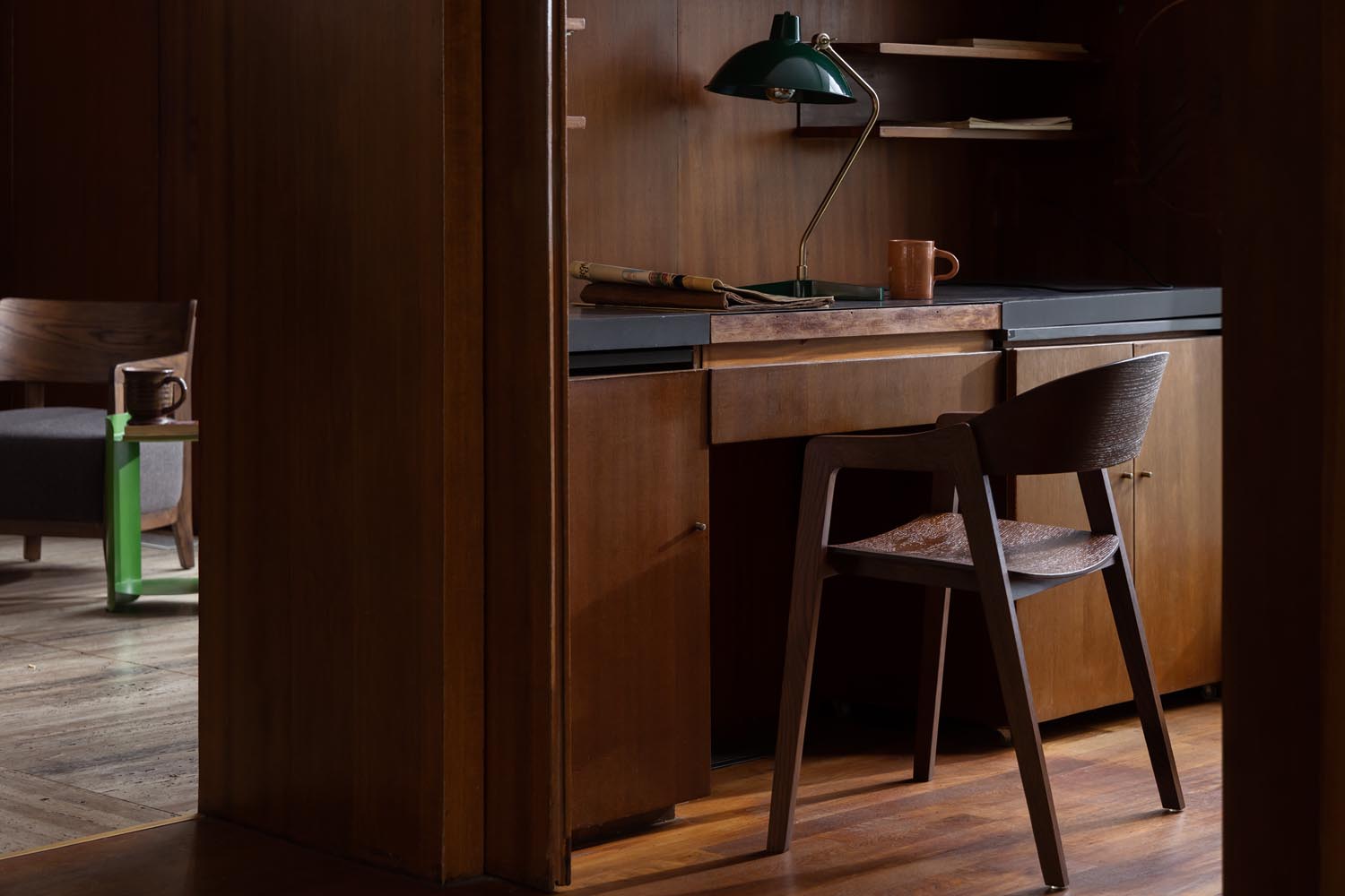 Der Stuhl Westlake von Dutchbone vereint skandinavisches Design mit höchstem Sitzkomfort und verleiht jedem Raum eine stilvolle Note.