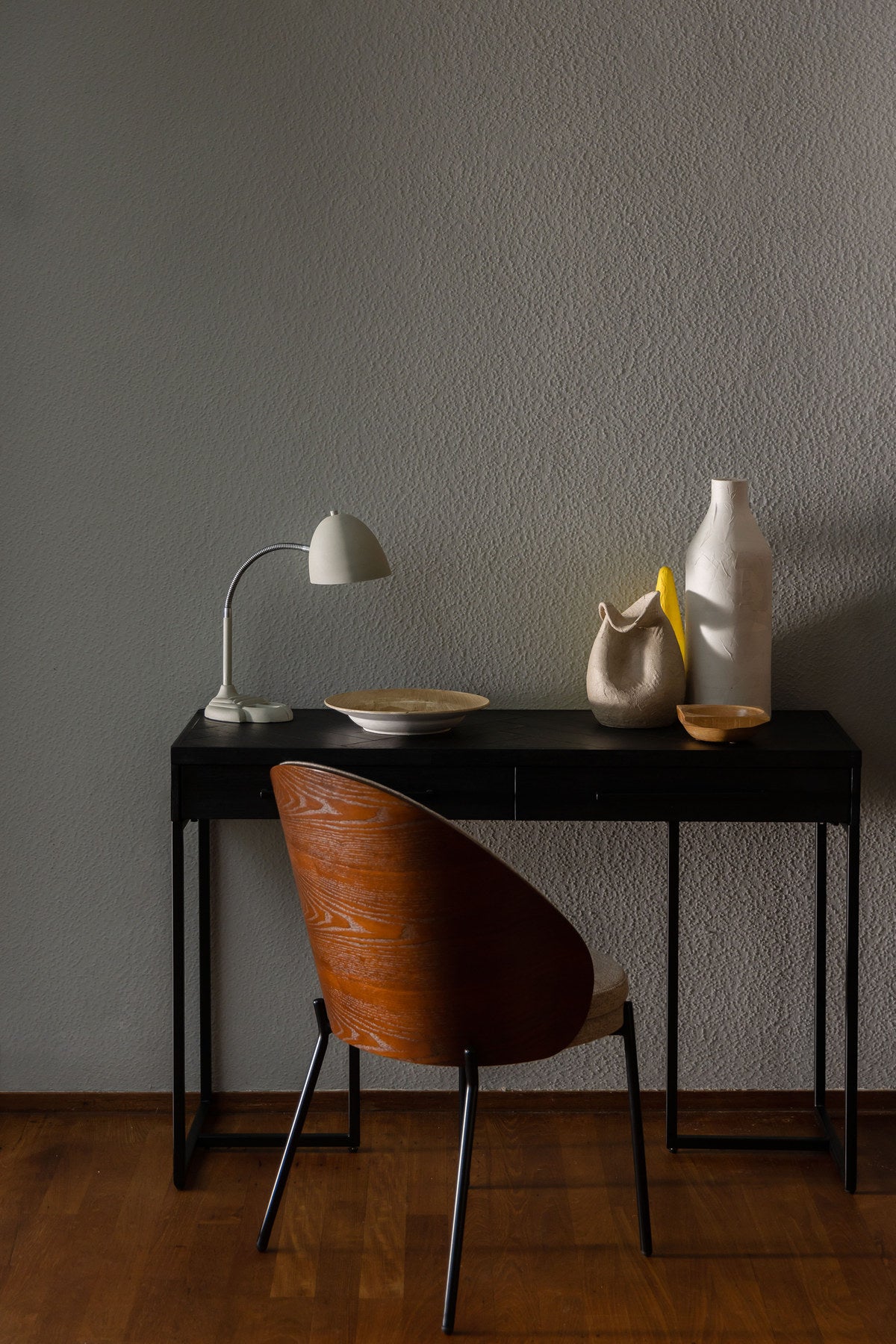 Stuhl Rodin in Beige / Schwarz präsentiert im Onlineshop von KAQTU Design AG. Schalenstuhl ist von Dutchbone