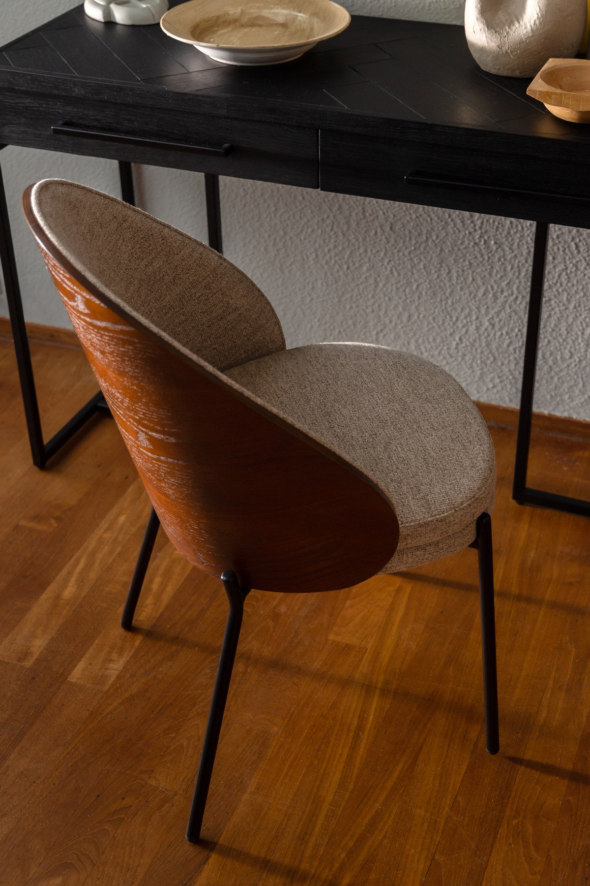 Stuhl Rodin in Beige / Schwarz präsentiert im Onlineshop von KAQTU Design AG. Schalenstuhl ist von Dutchbone