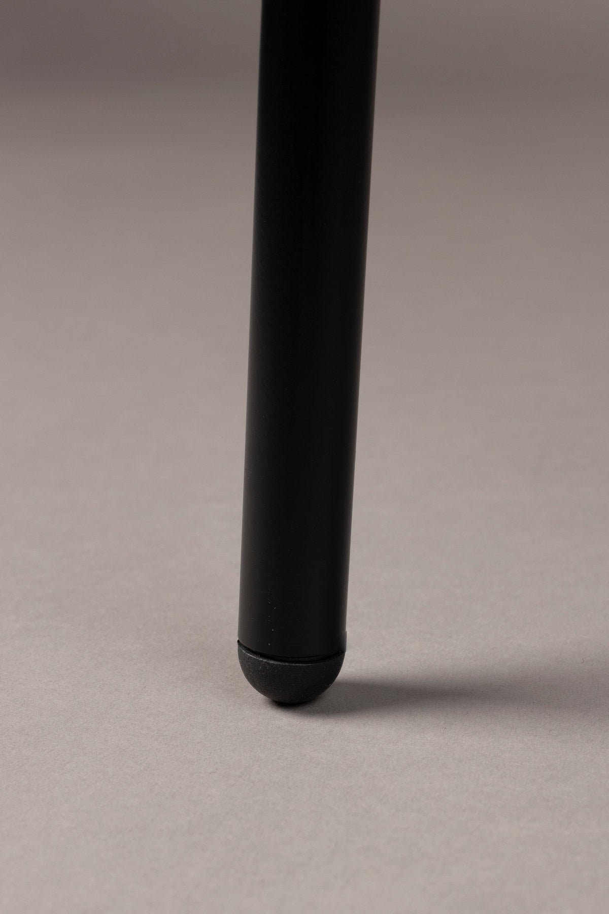 Stuhl Rodin in Beige / Schwarz präsentiert im Onlineshop von KAQTU Design AG. Schalenstuhl ist von Dutchbone
