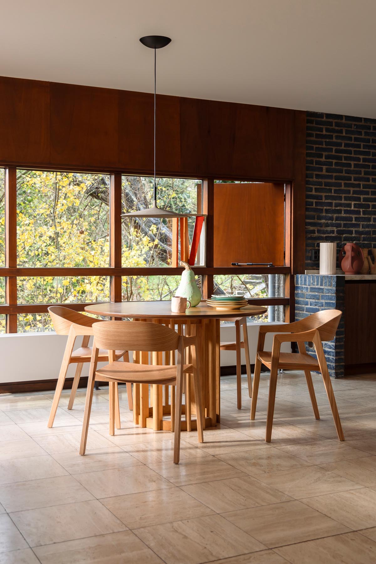 Erleben Sie den Stuhl WESTLAKE von Dutchbone: stilvolles Eichenholz, bequeme Armlehnen und skandinavische Ästhetik für Ihr Zuhause.