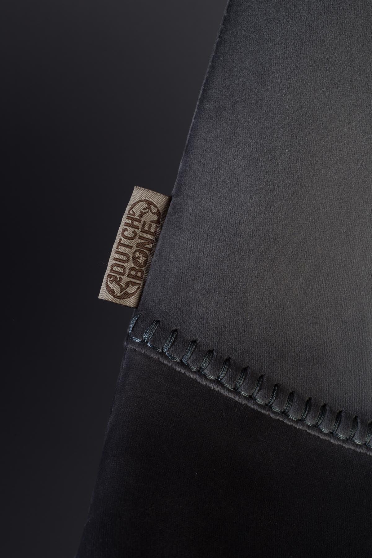 Barstuhl Franky Velvet in Grau präsentiert im Onlineshop von KAQTU Design AG. Barstuhl ist von Dutchbone