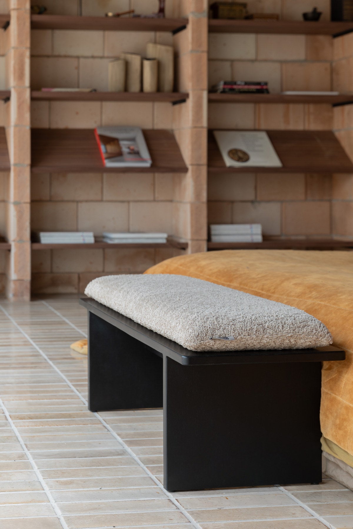 Bank Shiho in Braun präsentiert im Onlineshop von KAQTU Design AG. Sitzbank ist von Dutchbone