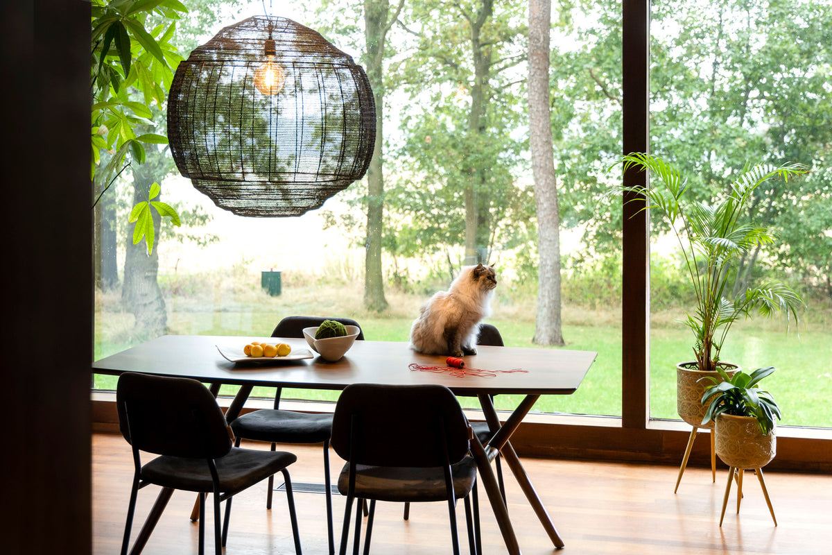 Tisch Malaya in Braun präsentiert im Onlineshop von KAQTU Design AG. Esstisch ist von Dutchbone