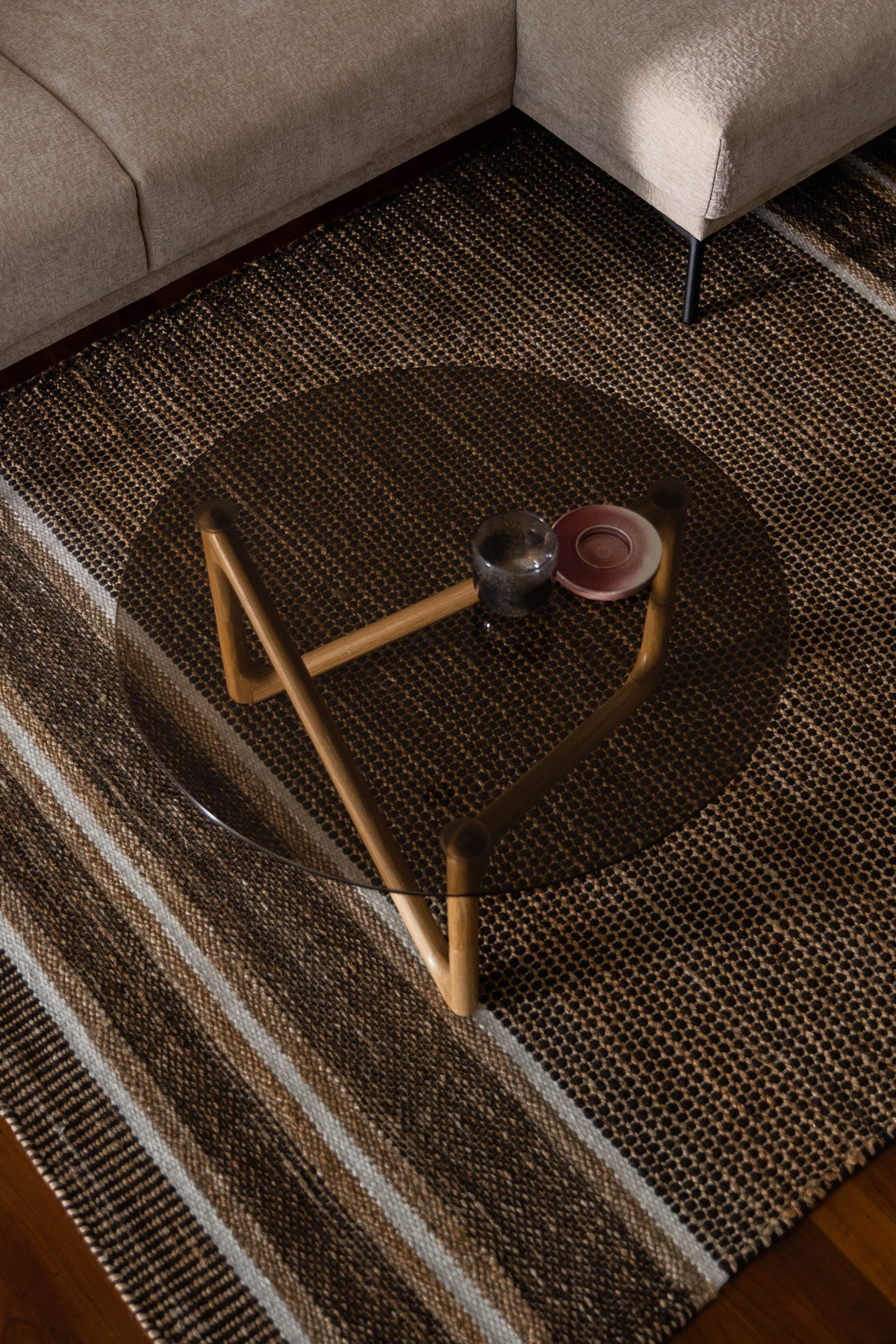 Kaffeetisch Naia in Dunkelgrau / Natur präsentiert im Onlineshop von KAQTU Design AG. Couchtisch ist von Dutchbone
