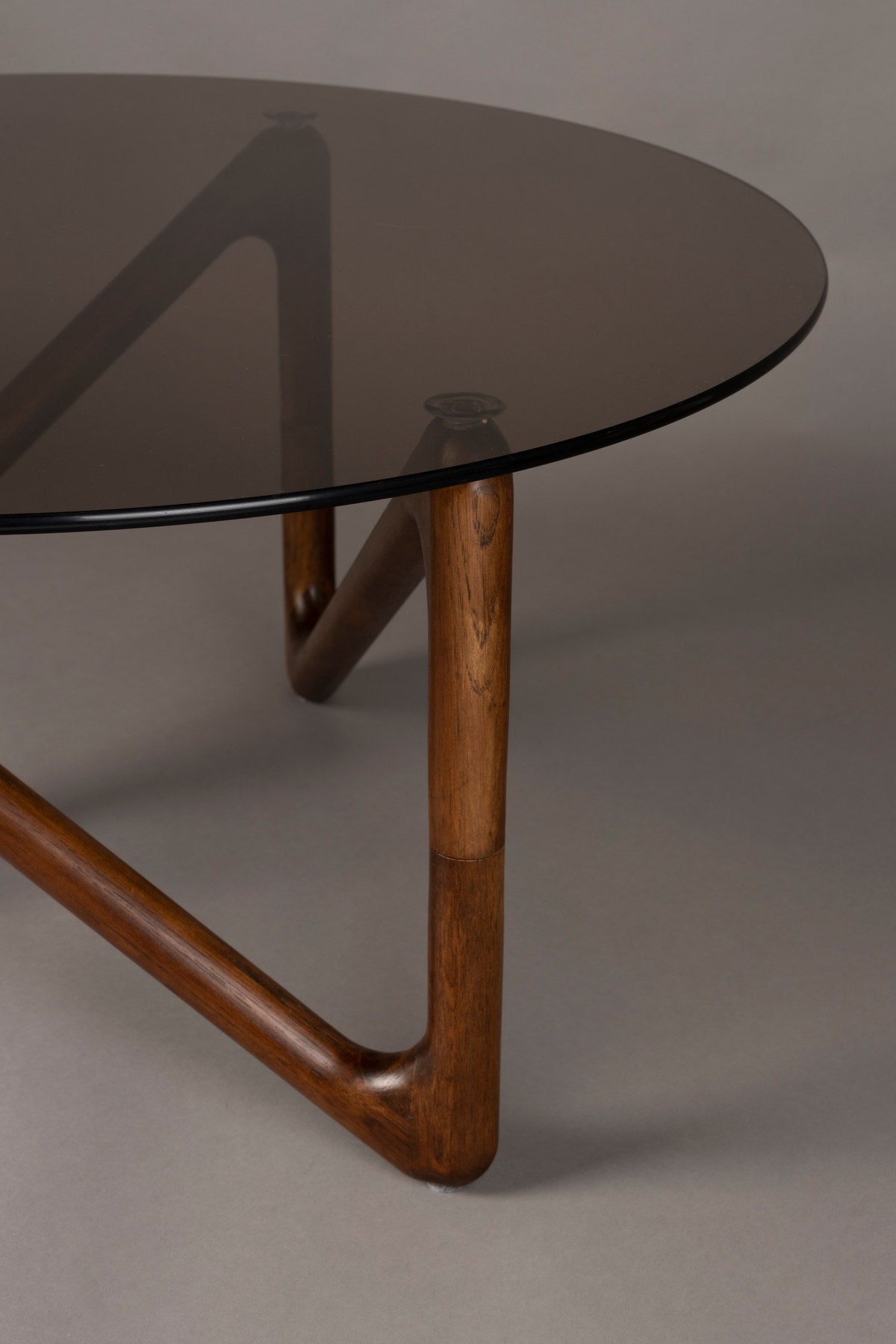 Kaffeetisch Naia in Dunkelgrau / Walnuss präsentiert im Onlineshop von KAQTU Design AG. Couchtisch ist von Dutchbone