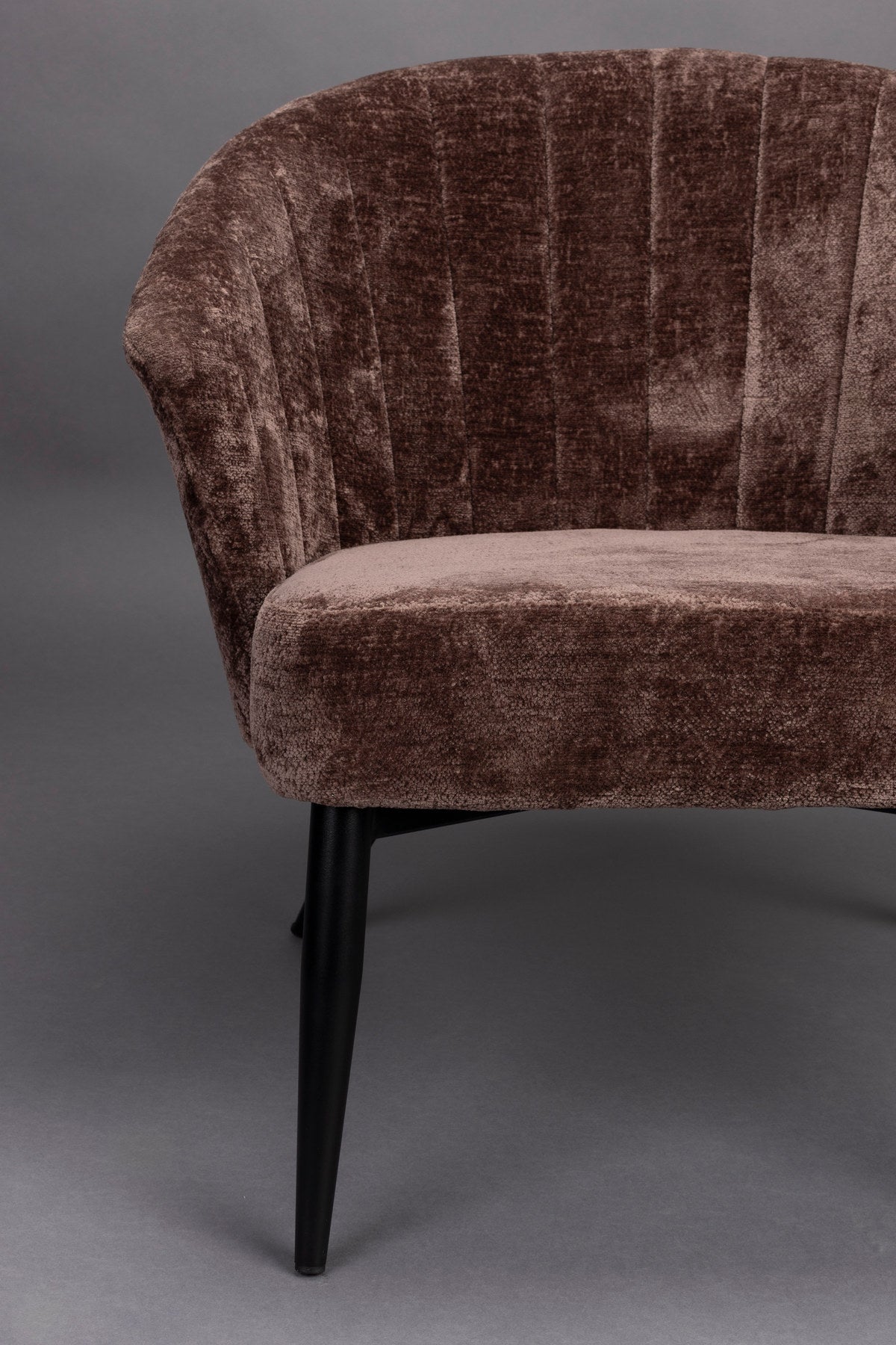 Loungesessel Georgia Lila in Lila präsentiert im Onlineshop von KAQTU Design AG. Sessel mit Armlehnen ist von Dutchbone