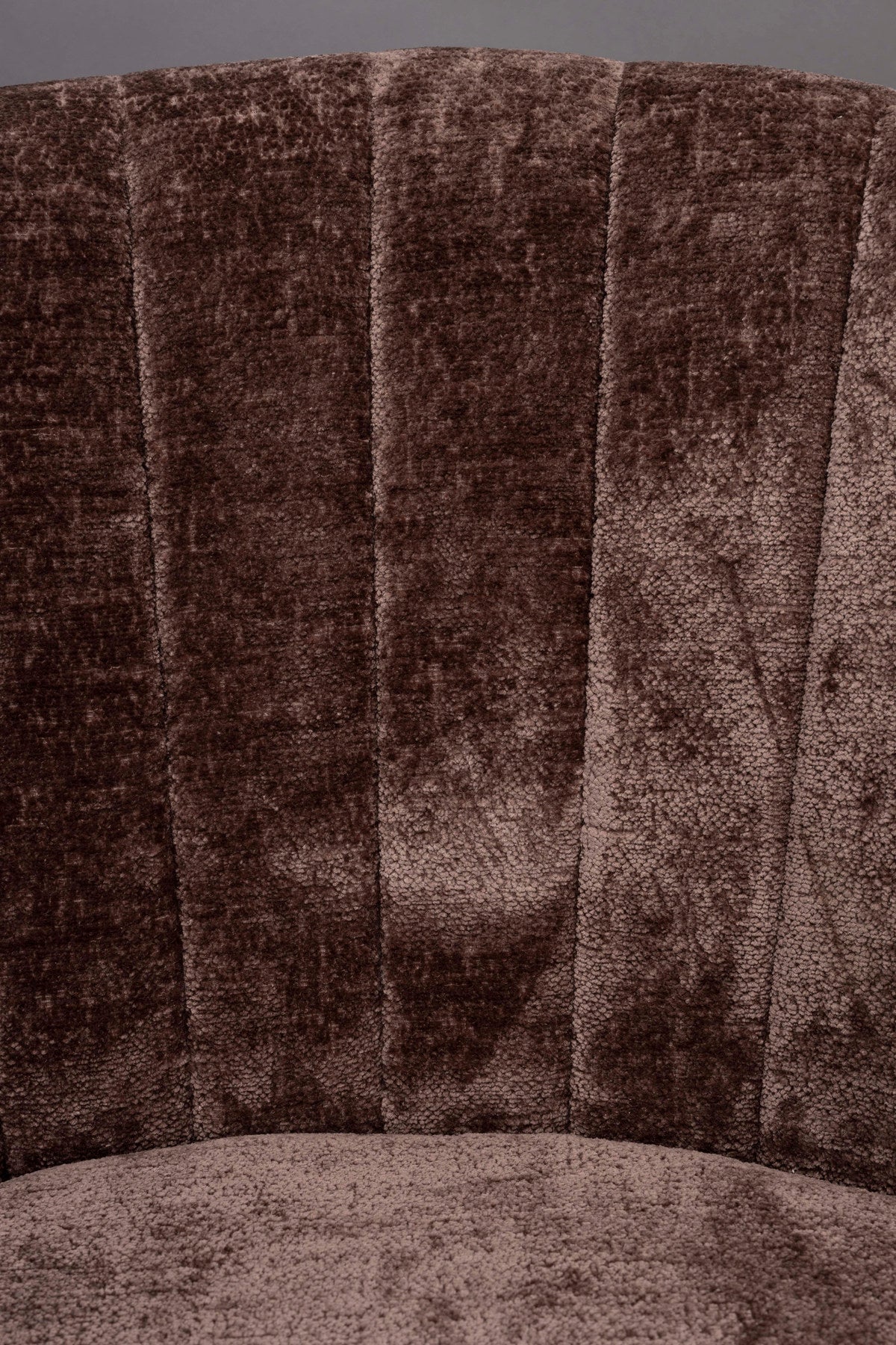 Loungesessel Georgia Lila in Lila präsentiert im Onlineshop von KAQTU Design AG. Sessel mit Armlehnen ist von Dutchbone