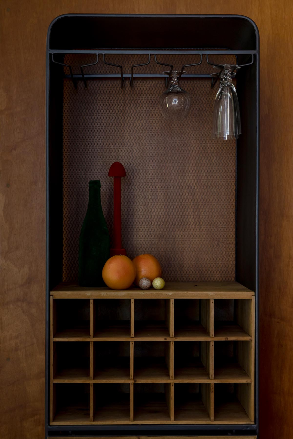 Cabinet Vino in Braun präsentiert im Onlineshop von KAQTU Design AG. Weinregal ist von Dutchbone