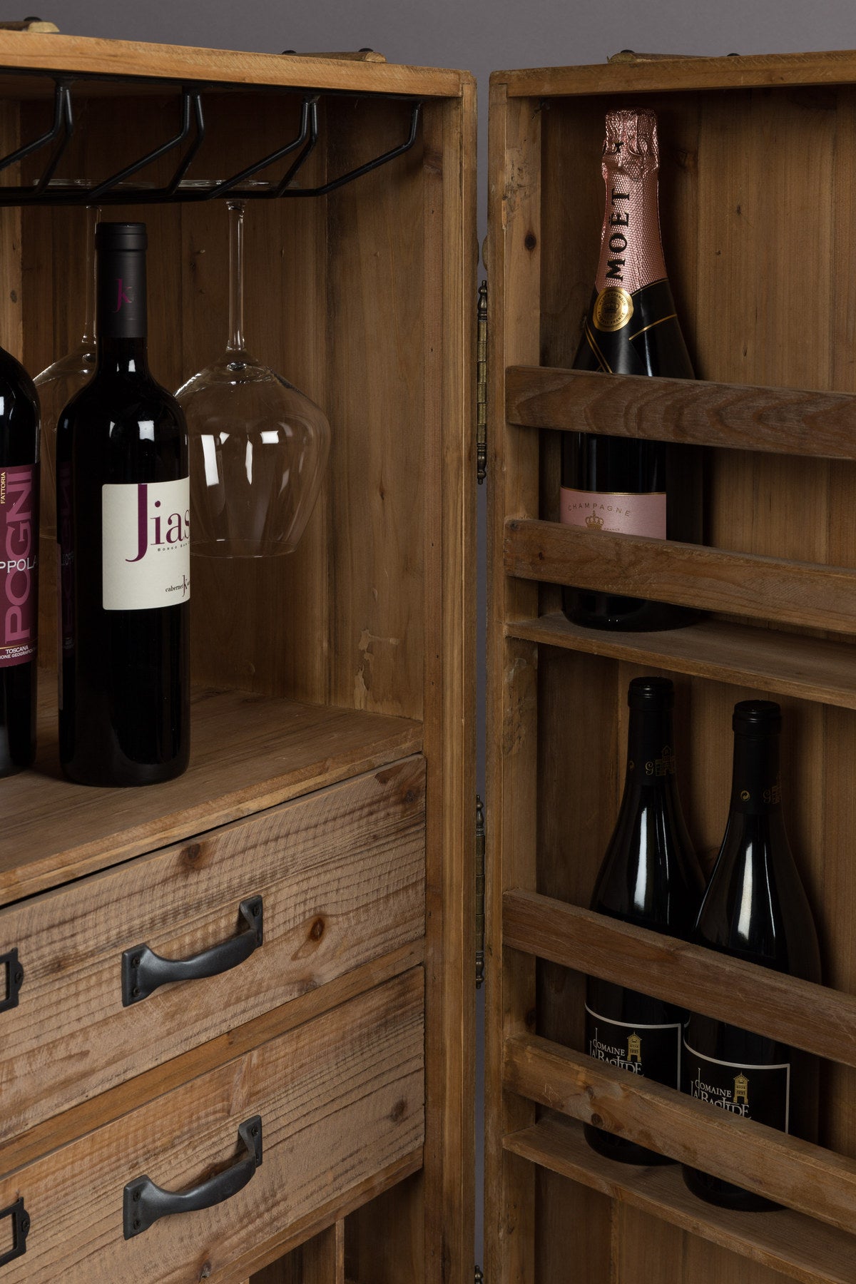 Cabinet Lico in Braun präsentiert im Onlineshop von KAQTU Design AG. Weinregal ist von Dutchbone