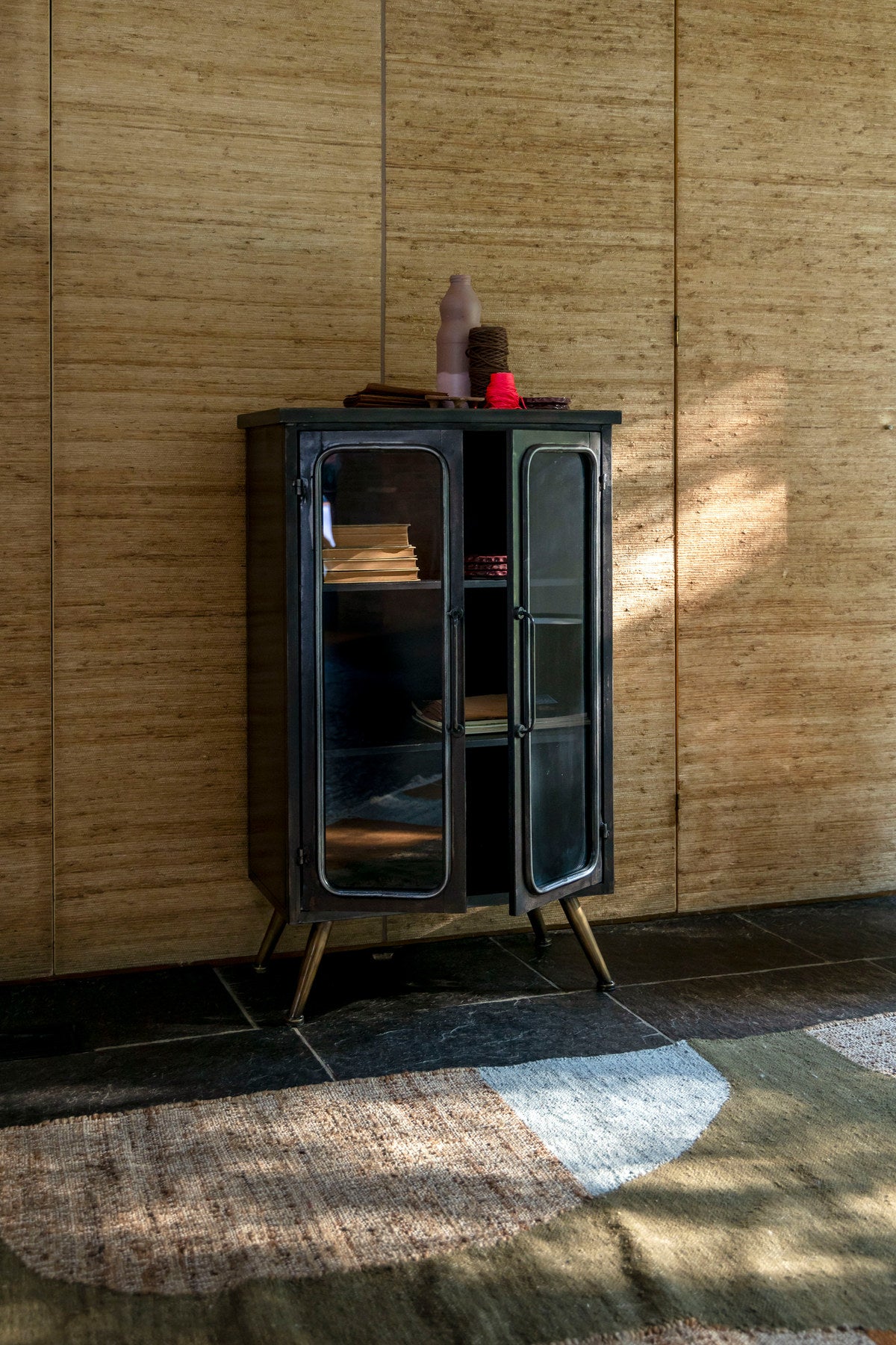 Cabinet Denza in Schwarz präsentiert im Onlineshop von KAQTU Design AG. Cabinet ist von Dutchbone