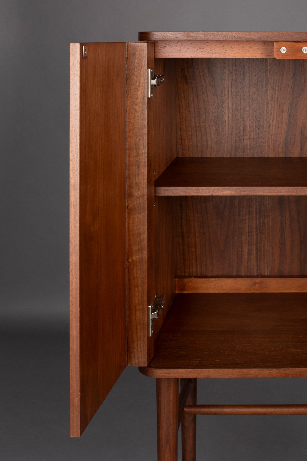 Schrank Morrison in Braun präsentiert im Onlineshop von KAQTU Design AG. Cabinet ist von Dutchbone