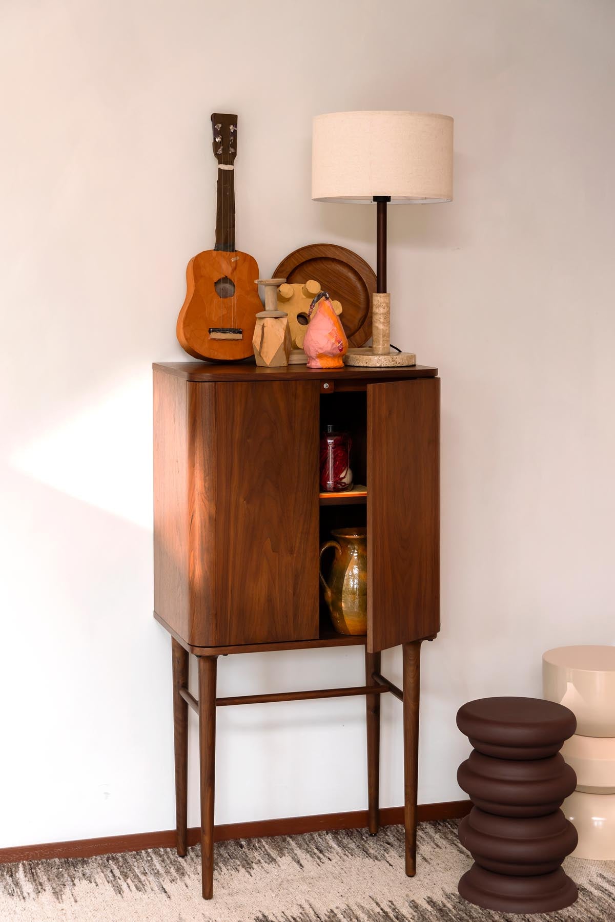 Schrank Morrison in Braun präsentiert im Onlineshop von KAQTU Design AG. Cabinet ist von Dutchbone